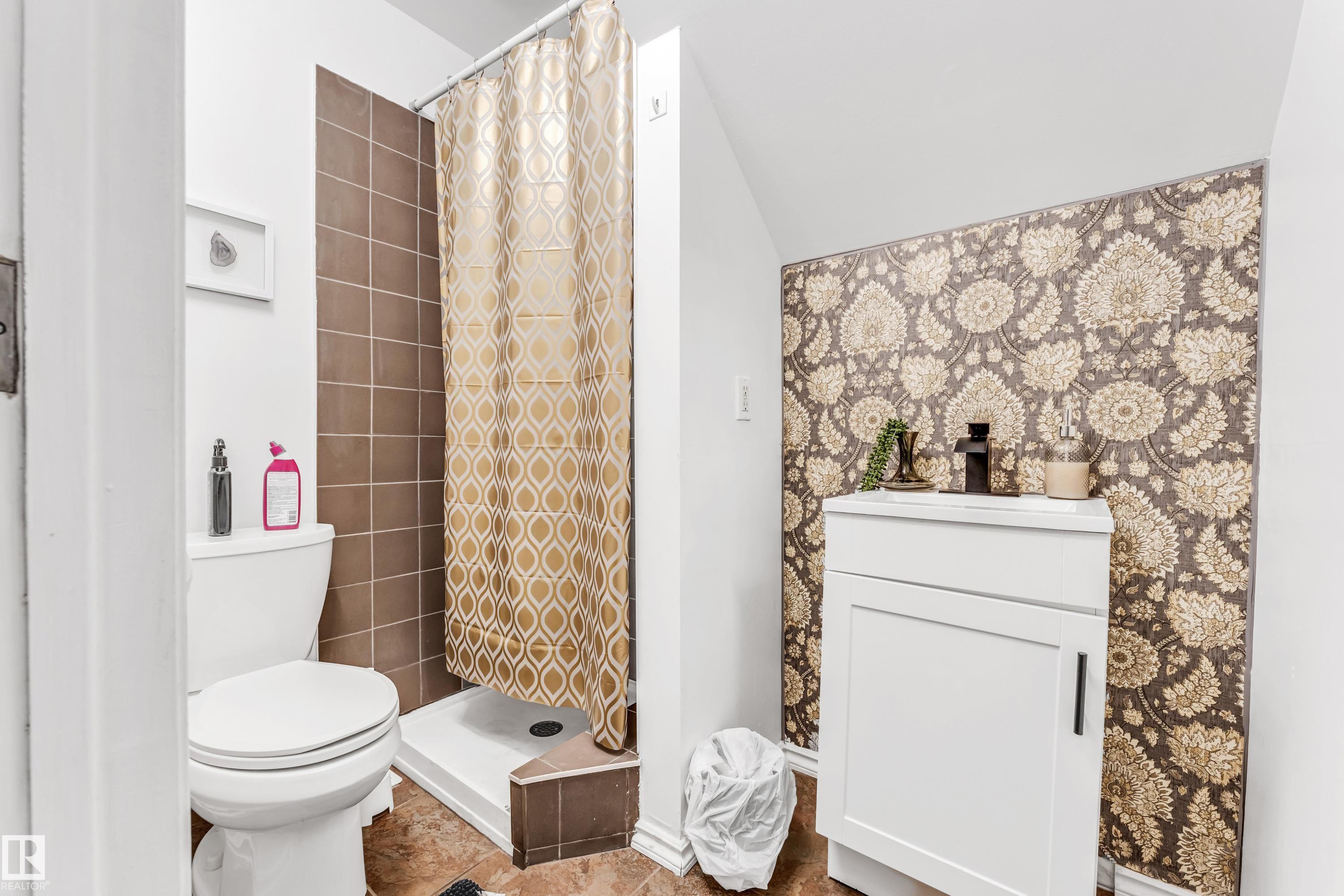 Photo 7 at 5344 38a Avenue NW, Greenview, Edmonton