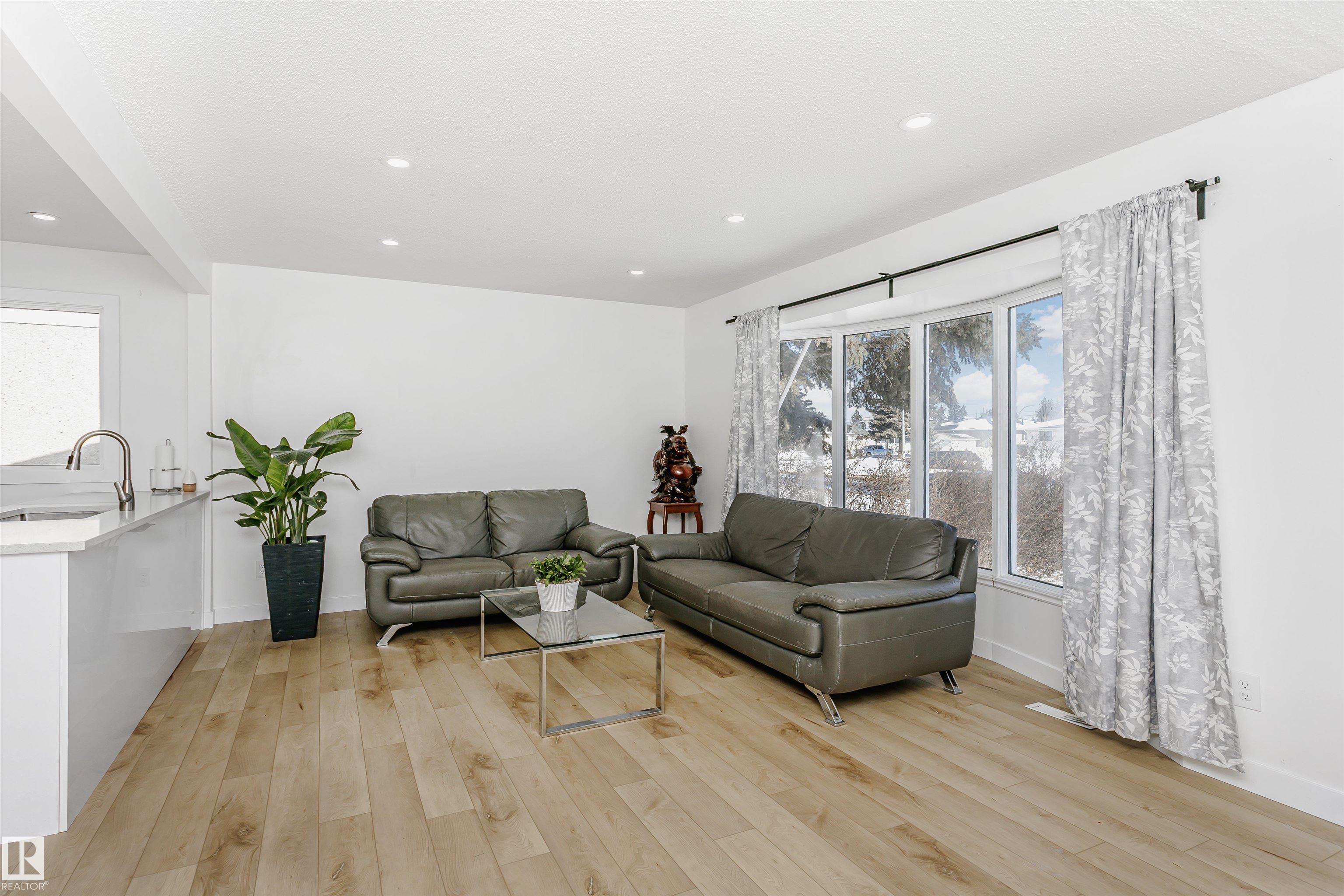 Photo 8 at 13520 113a Street NW, Kensington, Edmonton