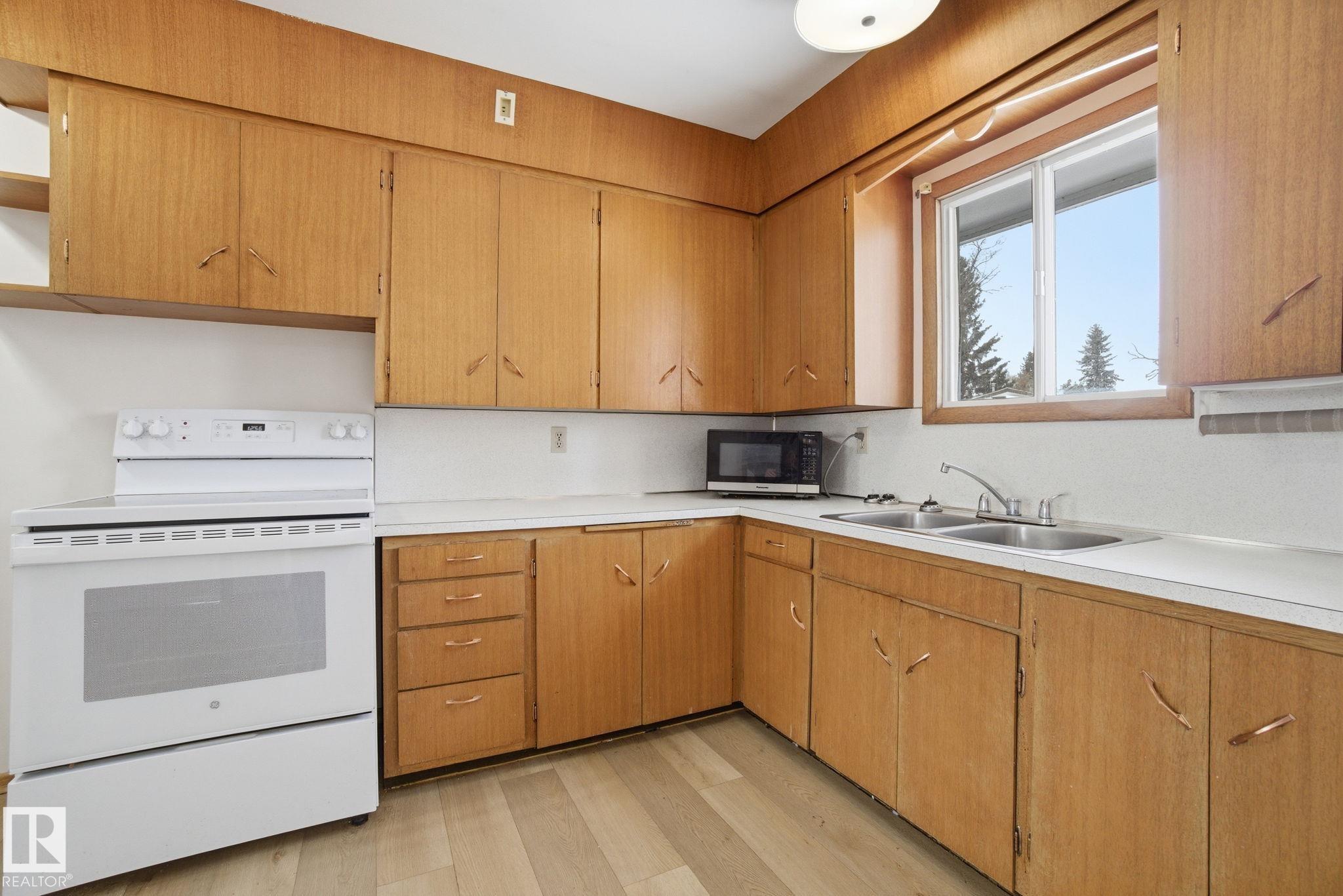 Photo 12 at 5110 57ave, Willow Park, Leduc