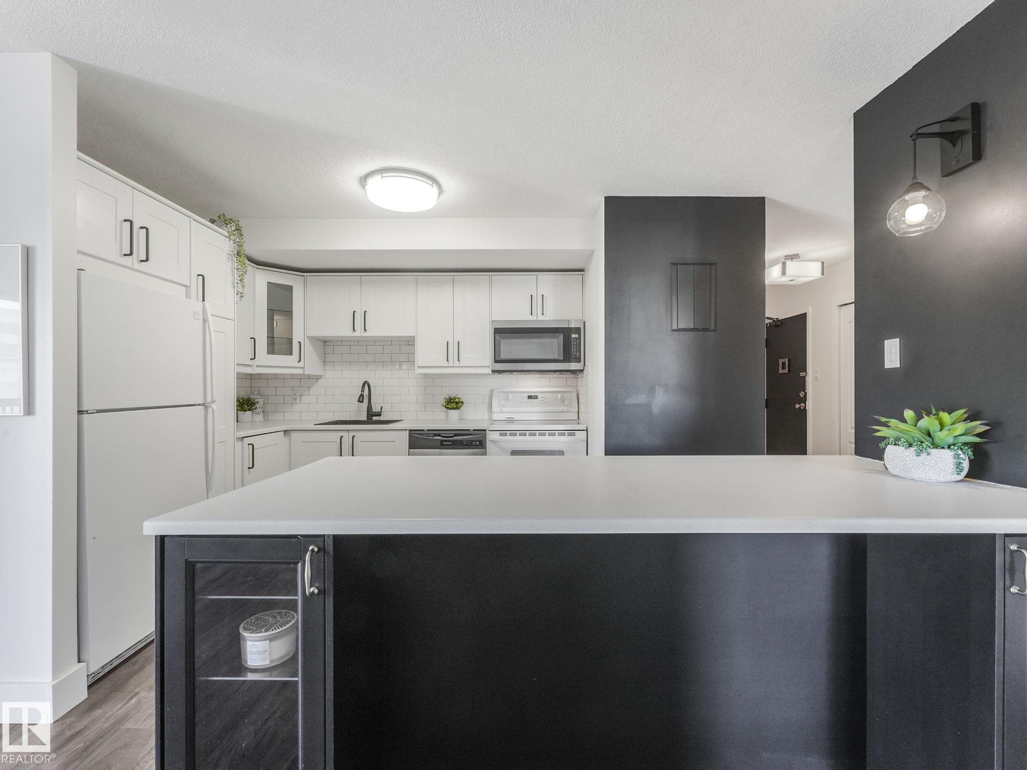 Photo 9 at 1001 - 9929 113 Street NW, Wîhkwêntôwin, Edmonton