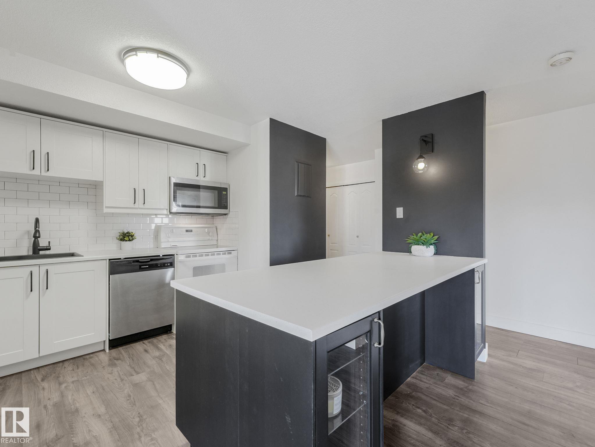 Photo 10 at 1001 - 9929 113 Street NW, Wîhkwêntôwin, Edmonton