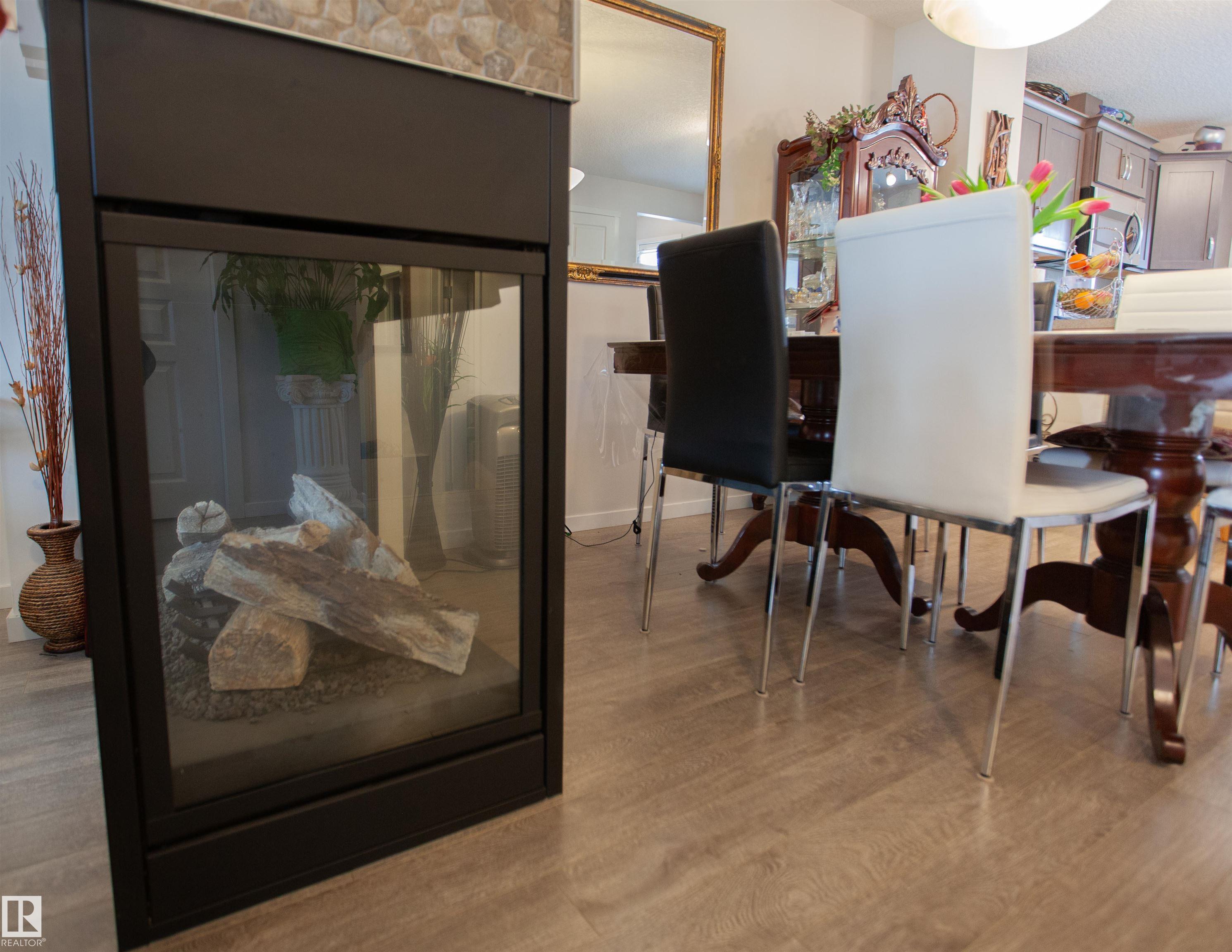 Photo 11 at 2902 Maple Way NW, Maple Crest, Edmonton