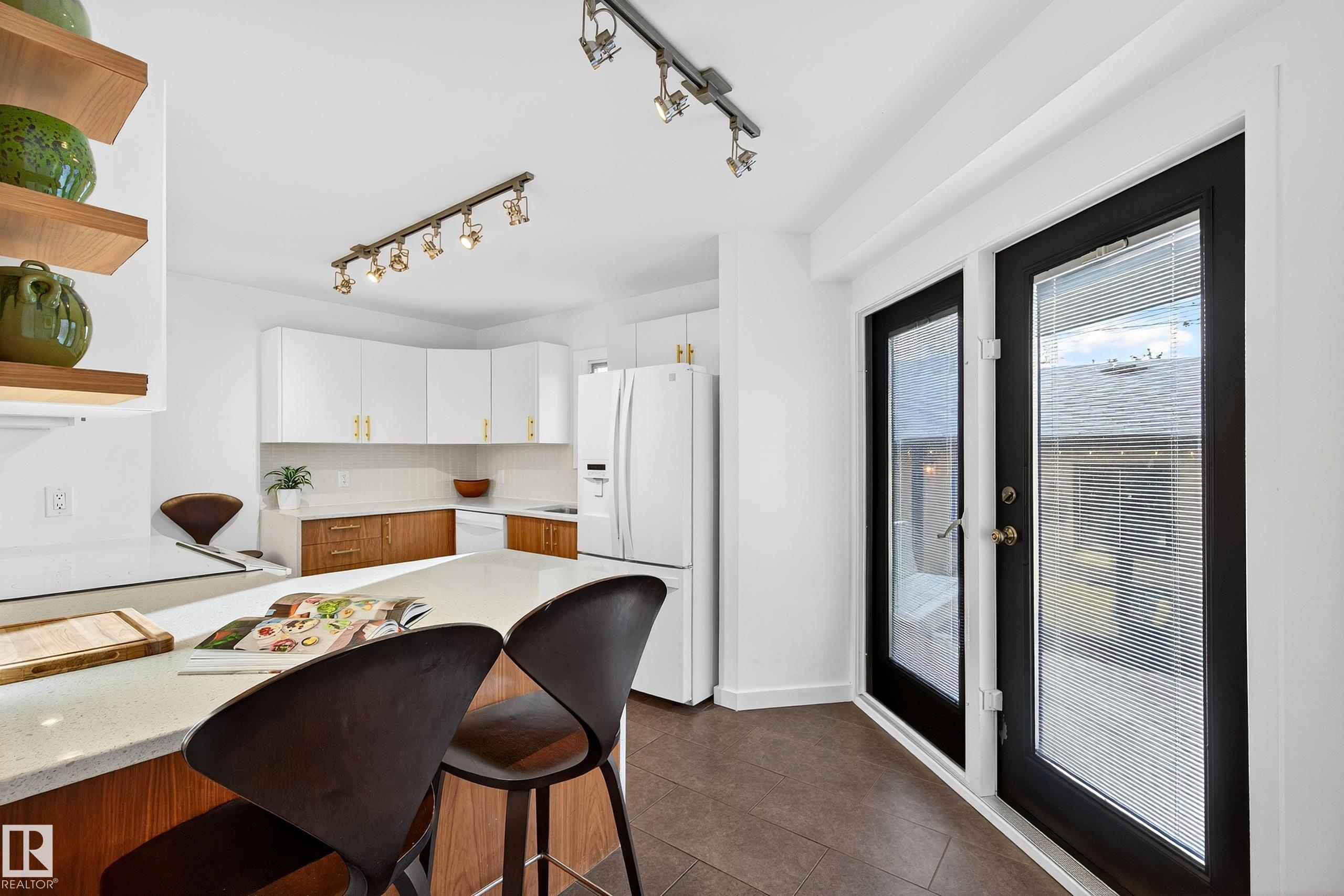 https://zimg.paragon.ice.com/ParagonImages/Property/PM/RAE/225389864/14/0/0/591807a5dd6aa63a7a1ca4e964ce8015/1/504ef9455d792c0956ba9ae0211bb2f3/225389864-4FA253C1-01EC-436B-889D-CBC4DE3E74A4.JPG