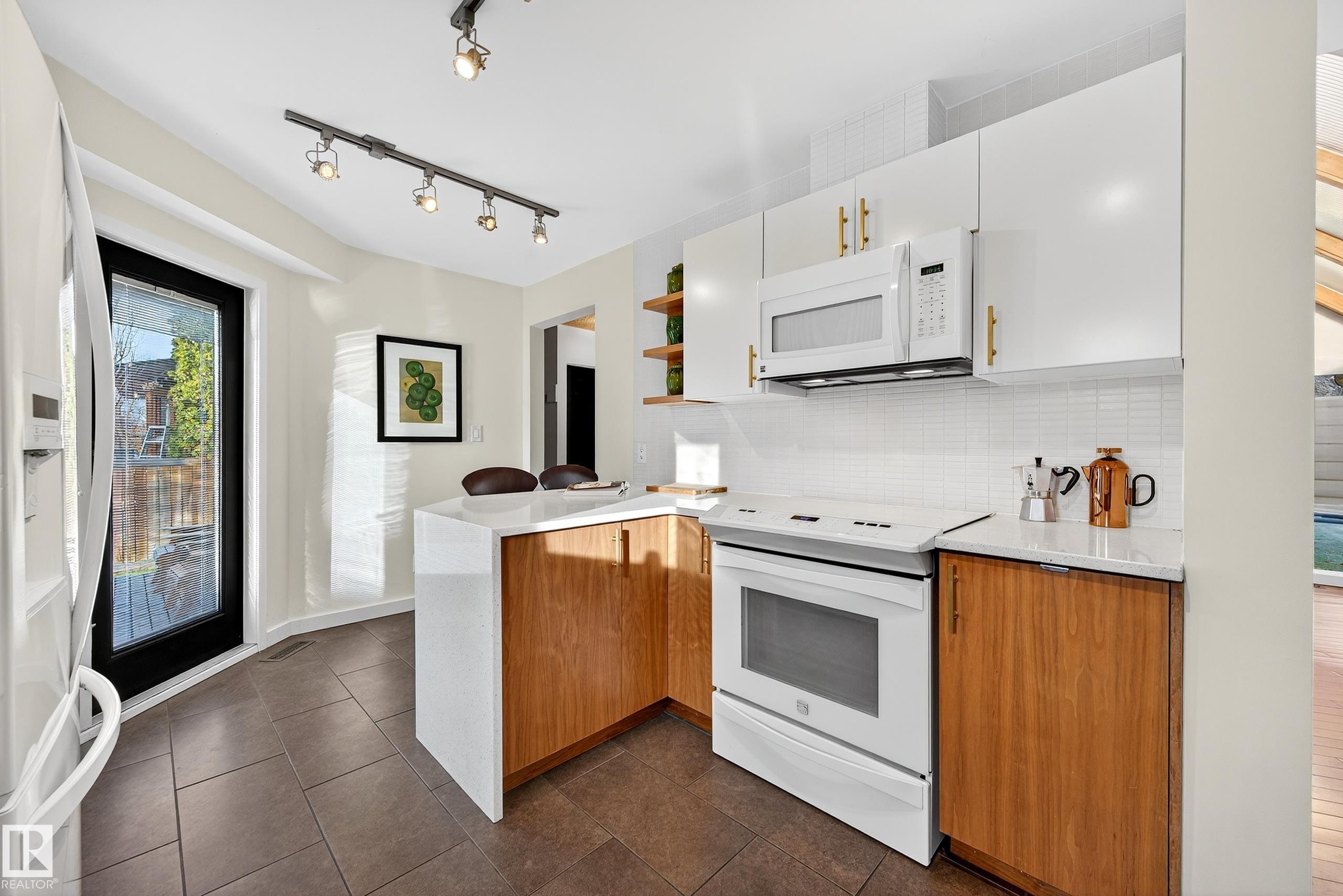 https://zimg.paragon.ice.com/ParagonImages/Property/PM/RAE/225389864/18/0/0/3d6c9fdc53d110a65af9ab20fa6e40e7/1/504ef9455d792c0956ba9ae0211bb2f3/225389864-236E0434-3F16-4F54-B049-A116BAD932A5.JPG