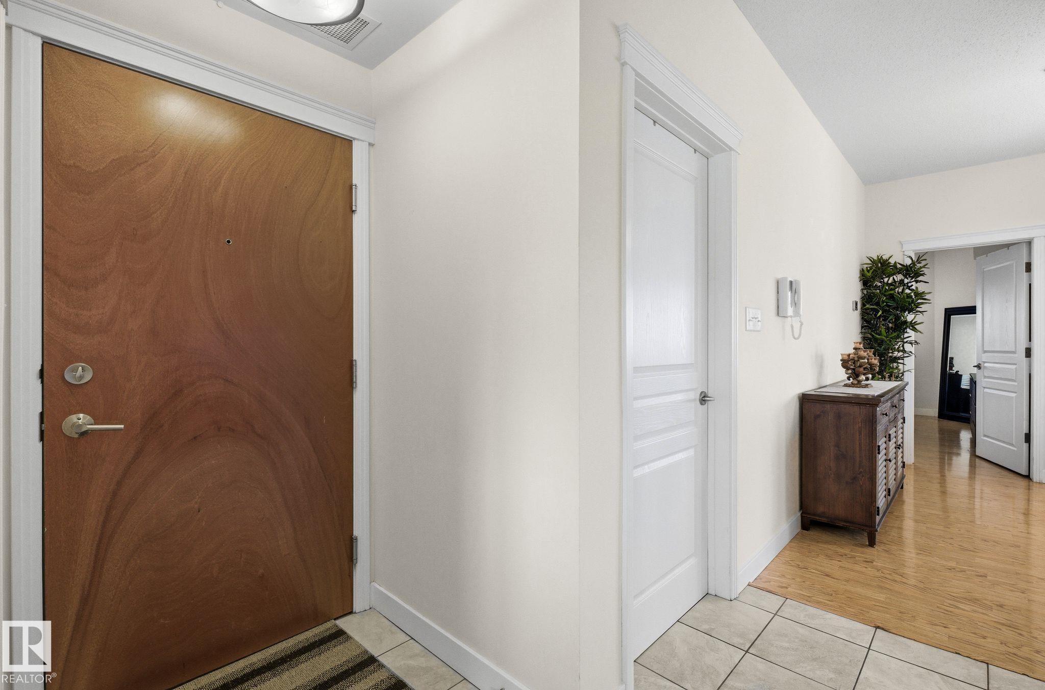 Photo 10 at 406 - 10333 112 Street NW, Wîhkwêntôwin, Edmonton