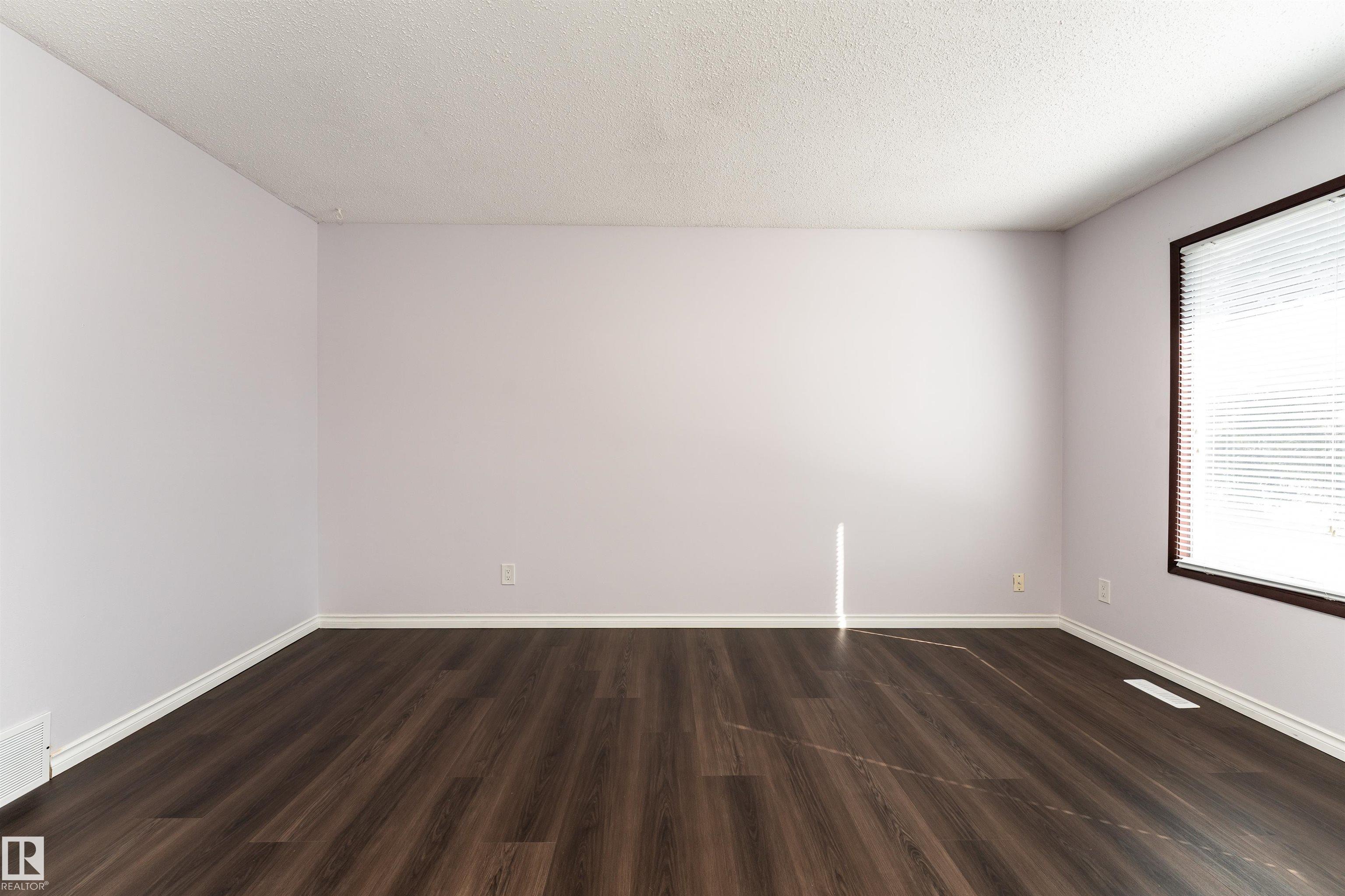 Photo 4 at 1518 Knottwood Road N NW, Ekota, Edmonton