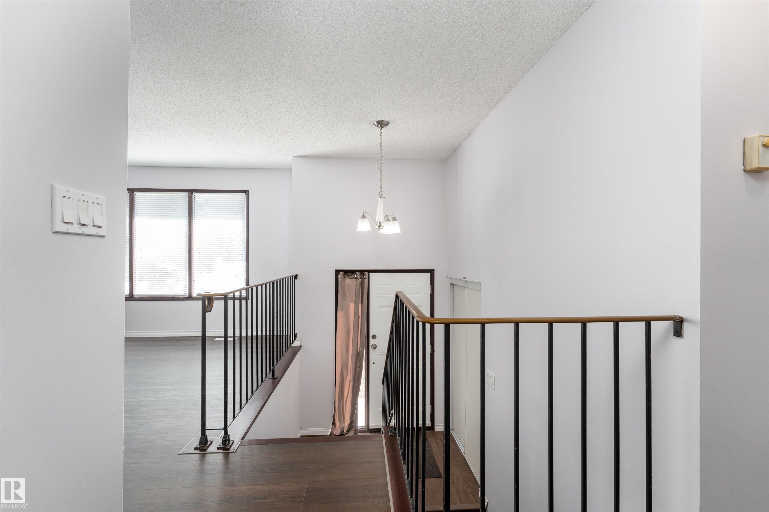 Photo 10 at 1518 Knottwood Road N NW, Ekota, Edmonton