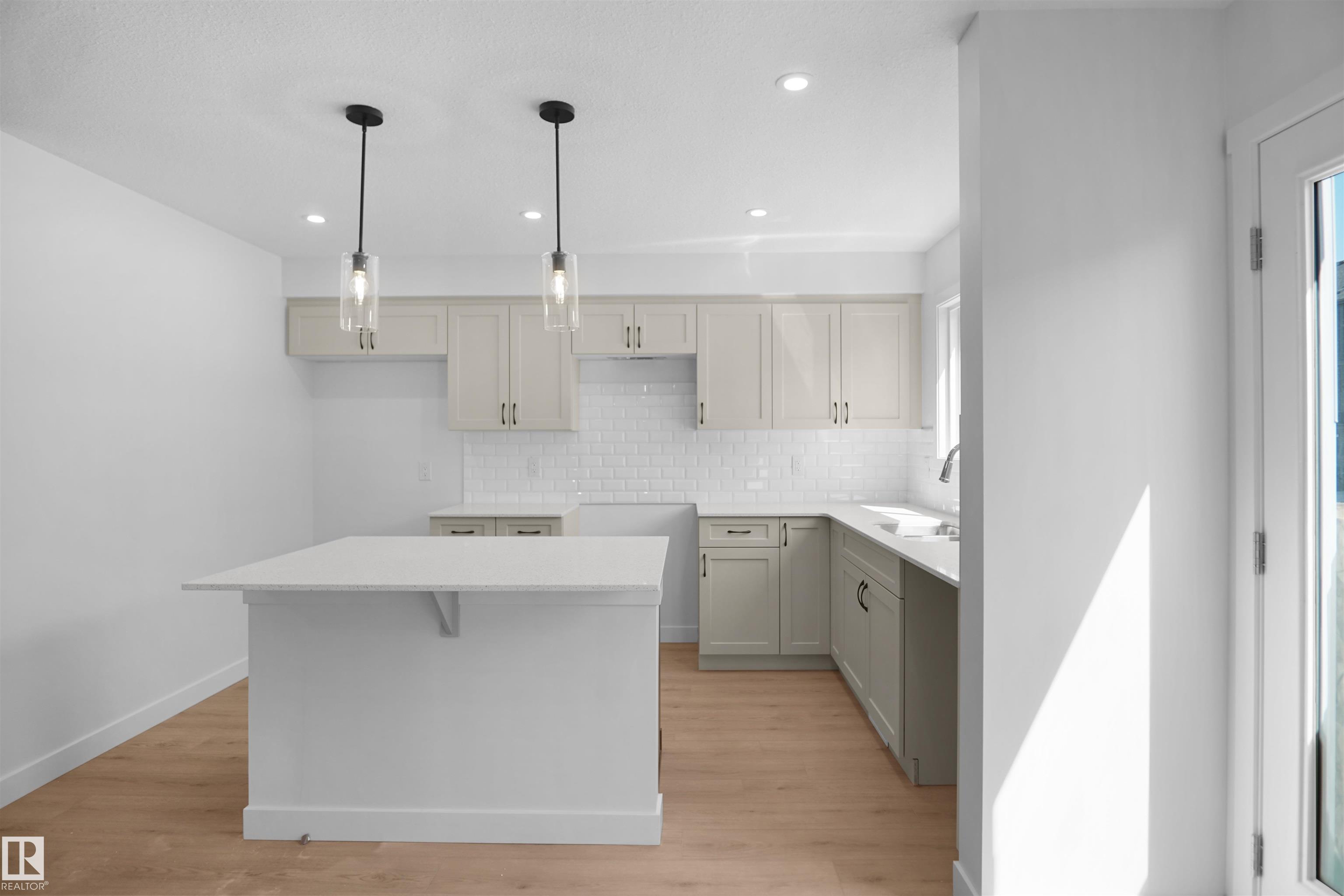 https://zimg.paragon.ice.com/ParagonImages/Property/PM/RAE/225390081/9/0/0/733fd8c58347e71ab100b4615e121e84/1/a985c17a8b637eb78e4db0516e017526/225390081-be7a171b-53d7-4daf-b896-086ca0fc488d.JPG