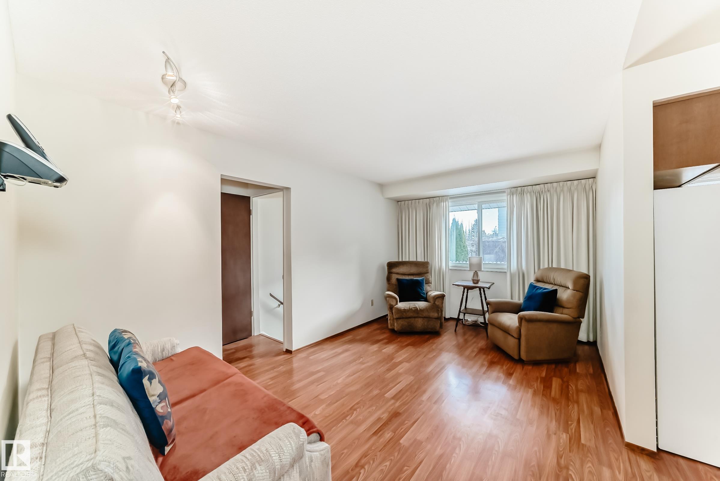 Photo 9 at 4231 110 Street NW, Rideau Park, Edmonton