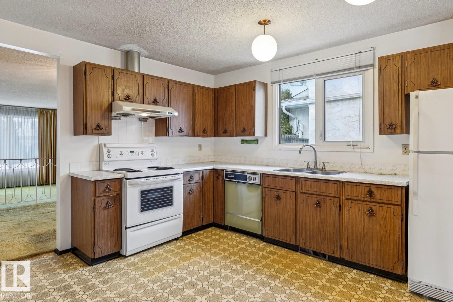 Photo 14 at 5512 150 Avenue NW, Casselman, Edmonton