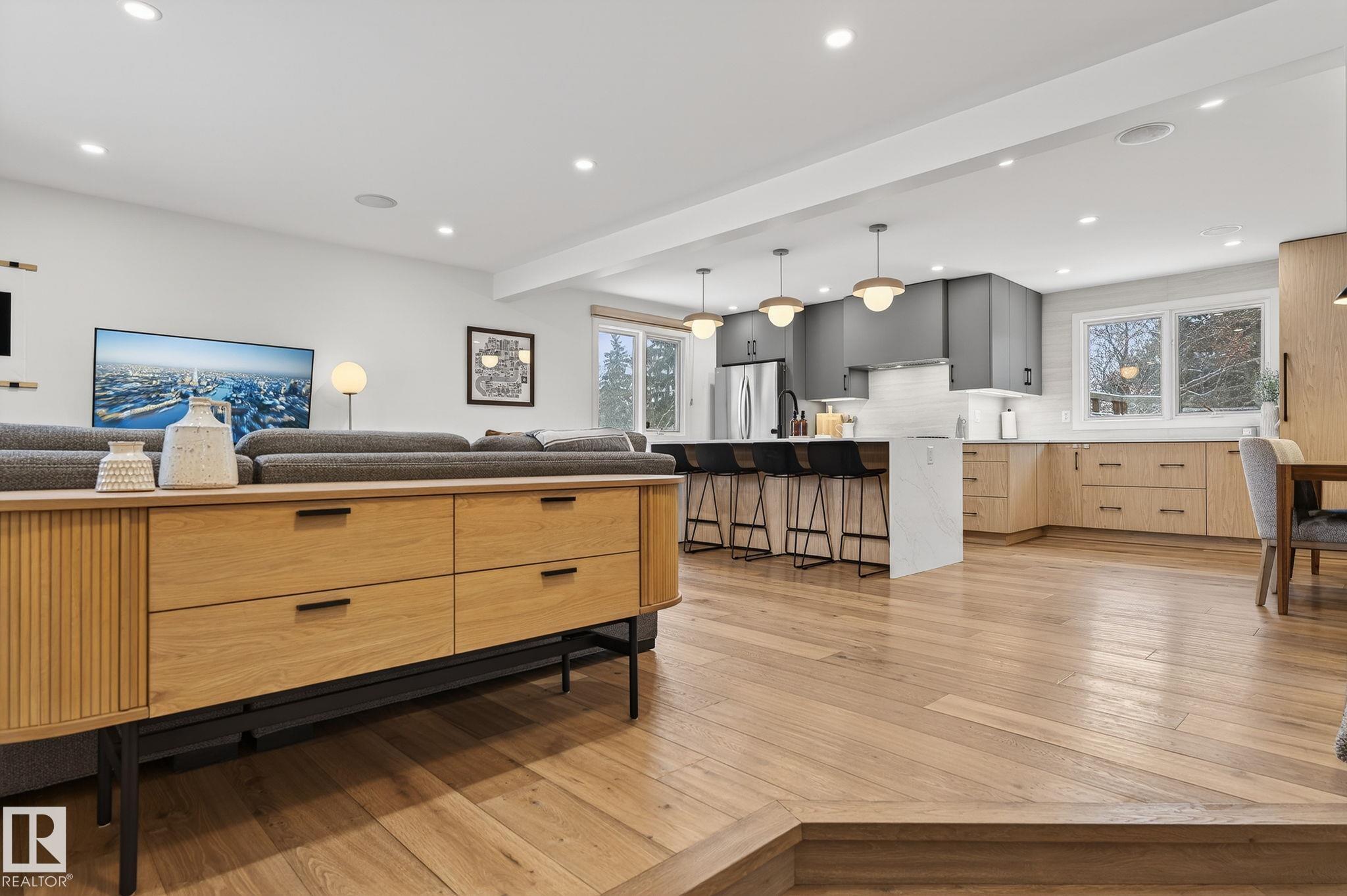 https://zimg.paragon.ice.com/ParagonImages/Property/PM/RAE/225390267/7/0/0/e5ae9f9b01924fb57aadb24beaff7c30/1/22a0d5b82c80befd1269d0f55ce87b04/225390267-58C2D87C-CA47-469F-A1F3-0BA69E84773F.JPG