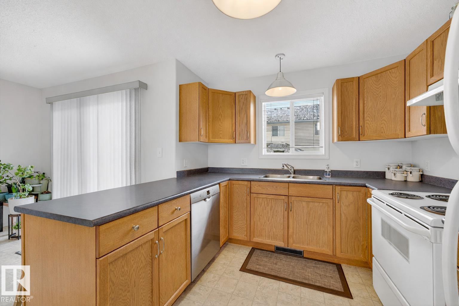 Photo 9 at 16 - 225 Blackburn Drive E SW, Blackburne, Edmonton