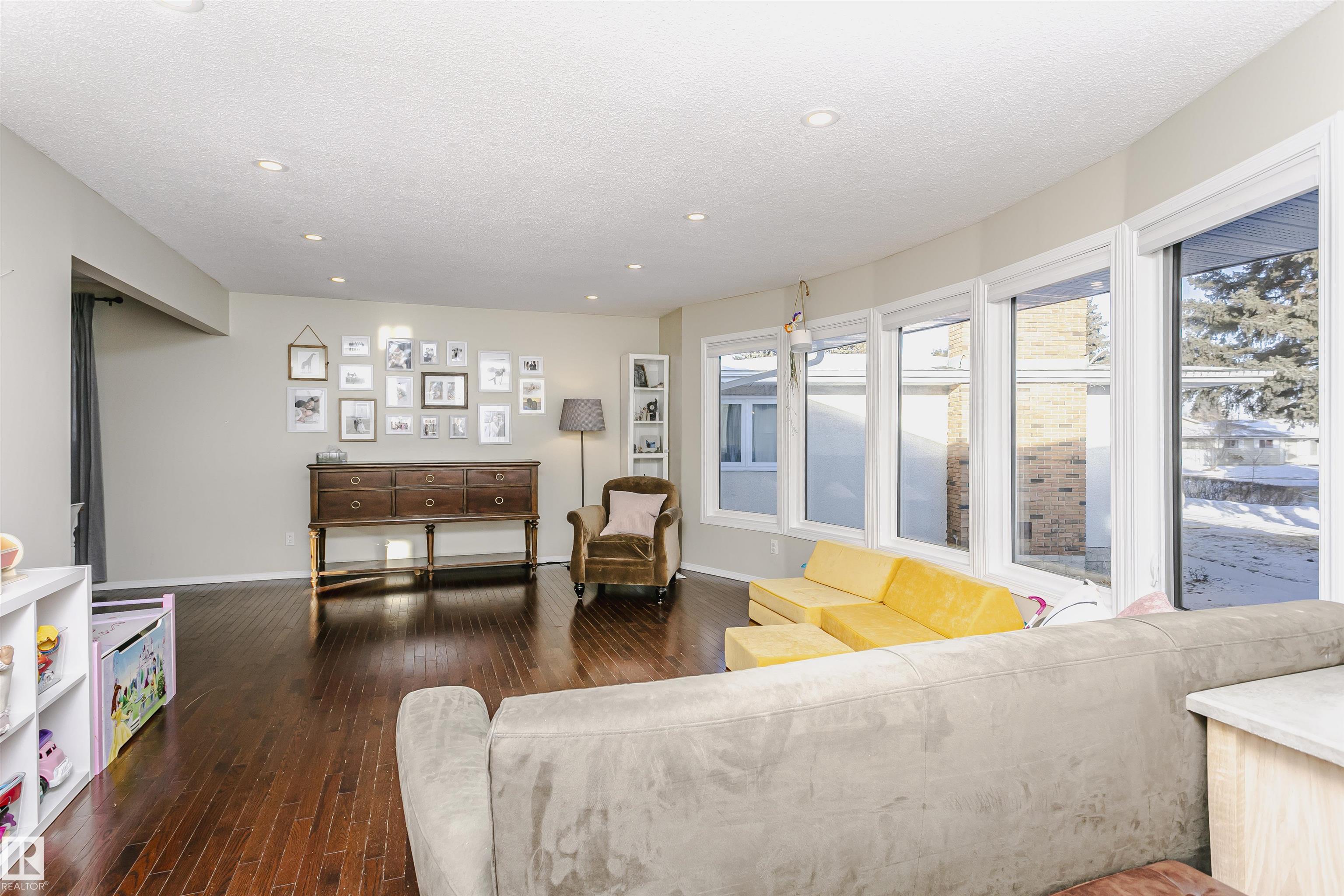 Photo 7 at 9 Burlington Place, Brookwood, Spruce Grove