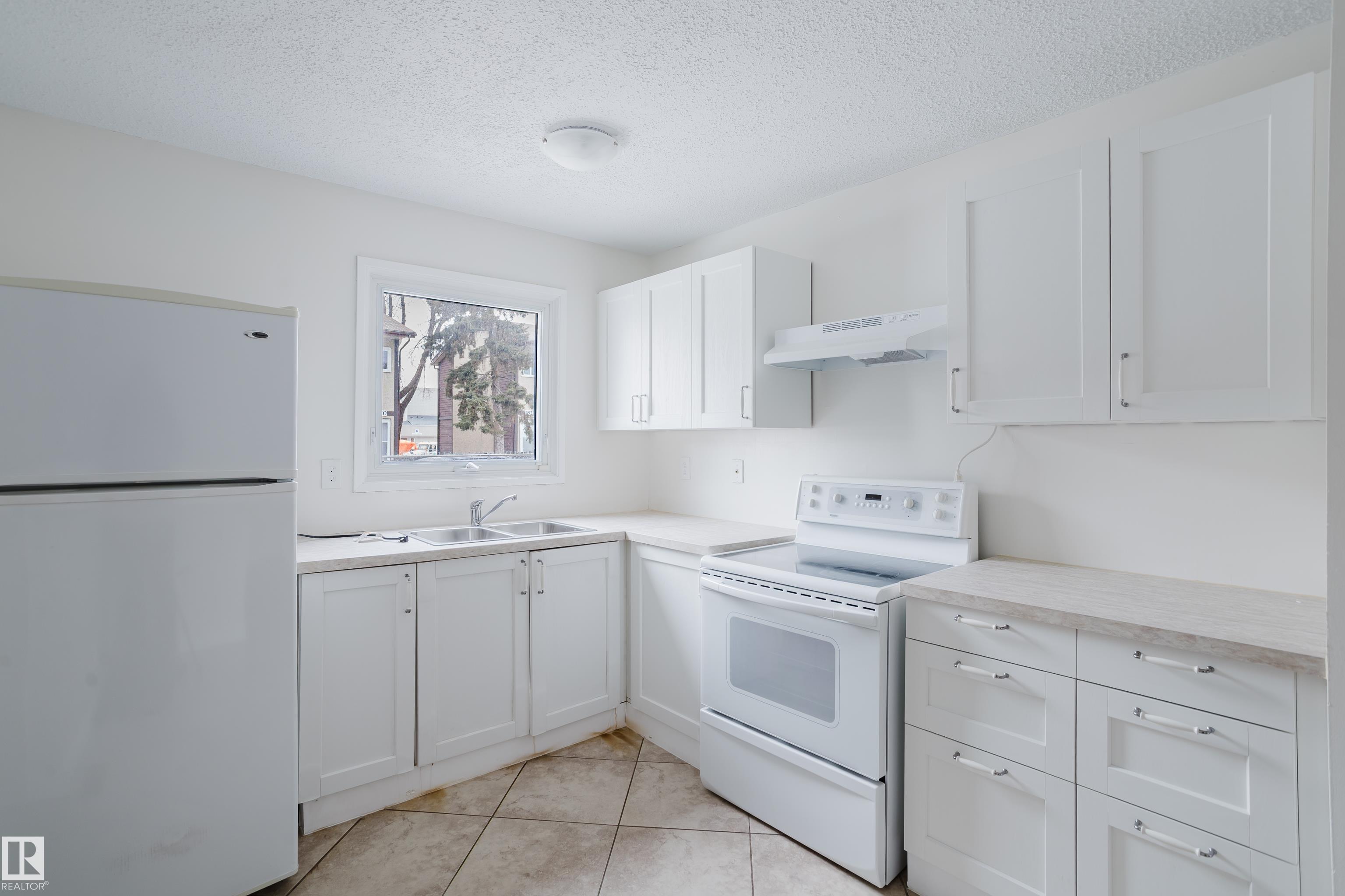 Photo 4 at 4 Belmead Gardens gardens NW, Belmead, Edmonton