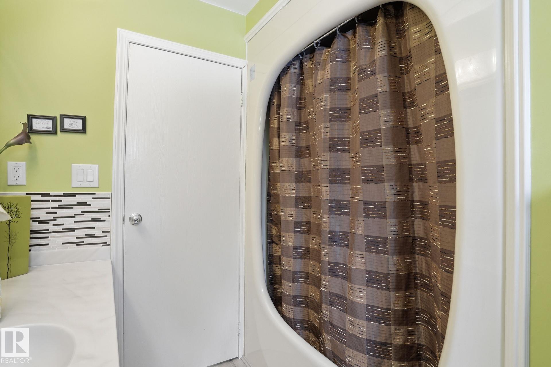 Photo 17 at 1551 Ellerslie Road SW, Decoteau, Edmonton