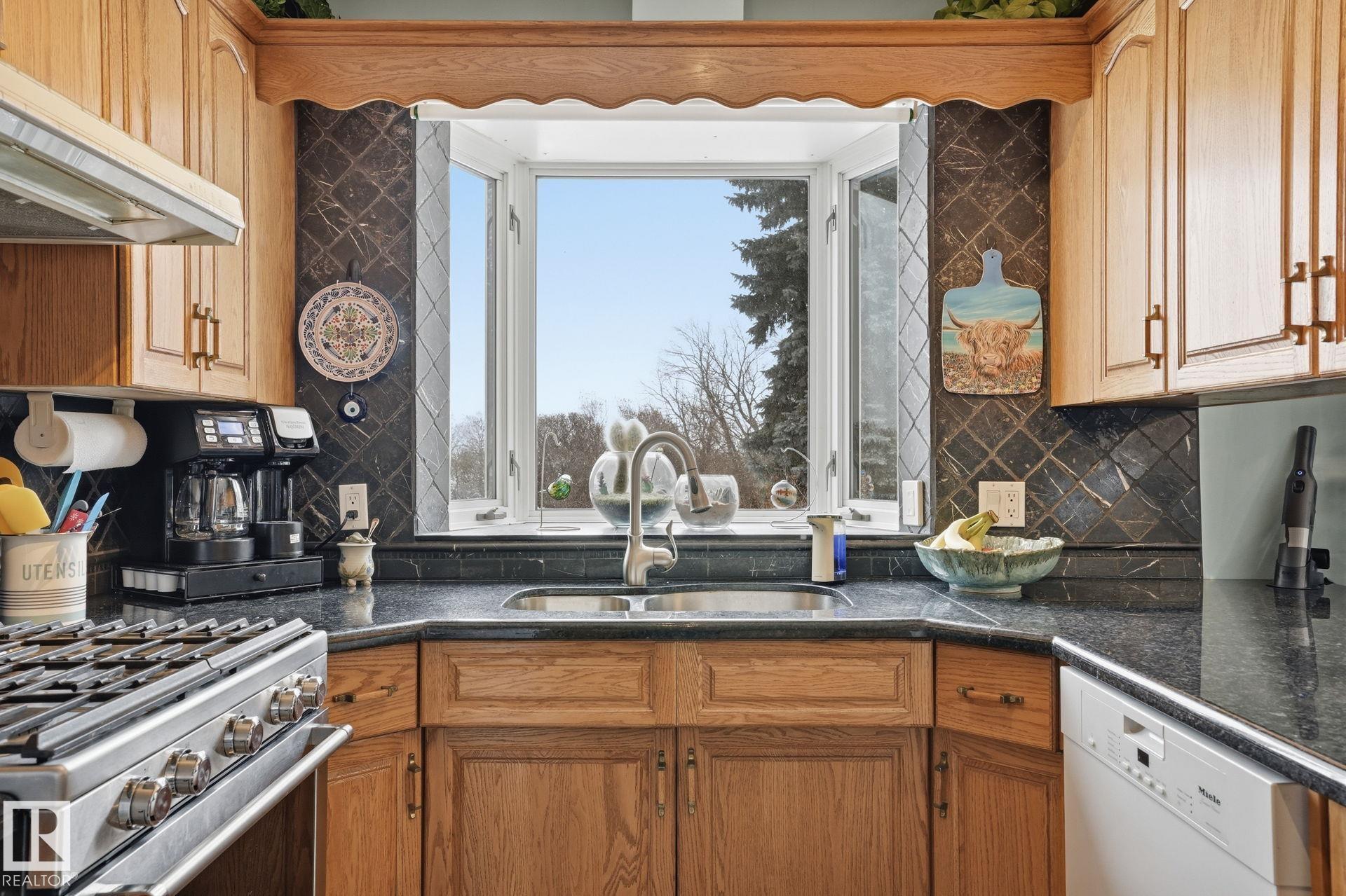 Photo 10 at 1551 Ellerslie Road SW, Decoteau, Edmonton