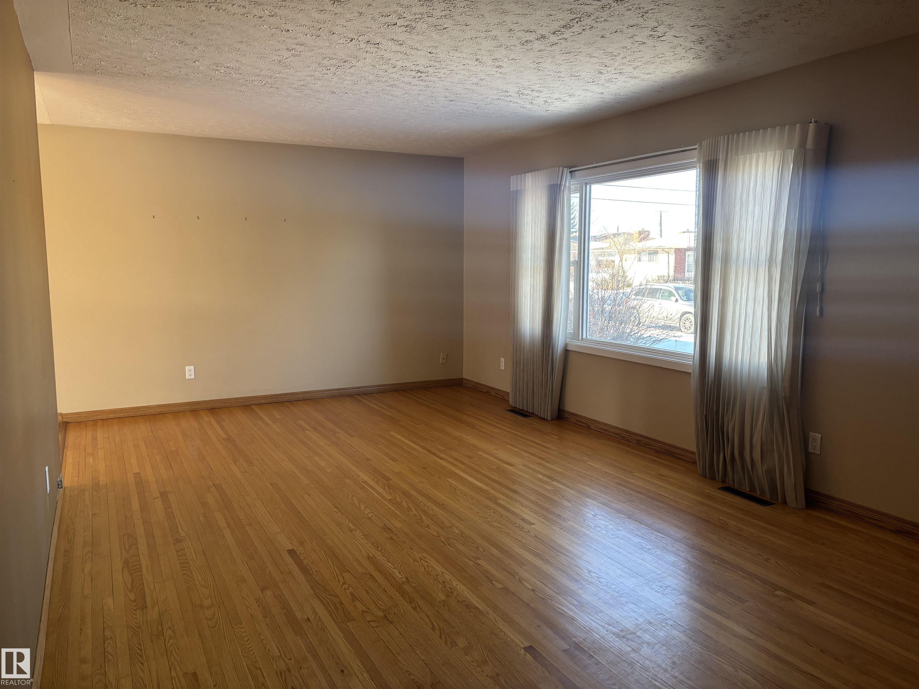 Photo 4 at 11427 44a Avenue NW, Royal Gardens, Edmonton