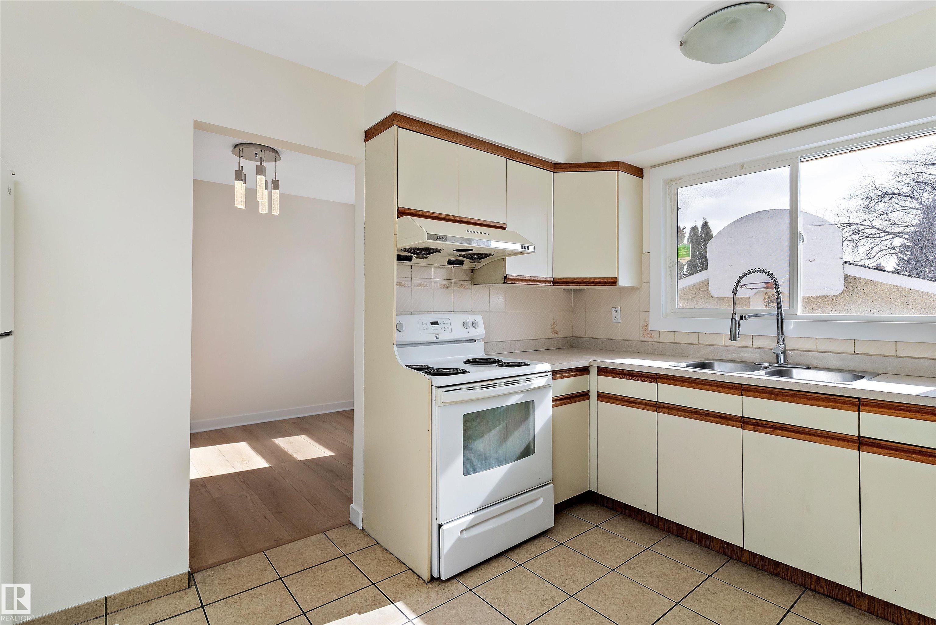 Photo 18 at 10951 35a Avenue NW, Duggan, Edmonton