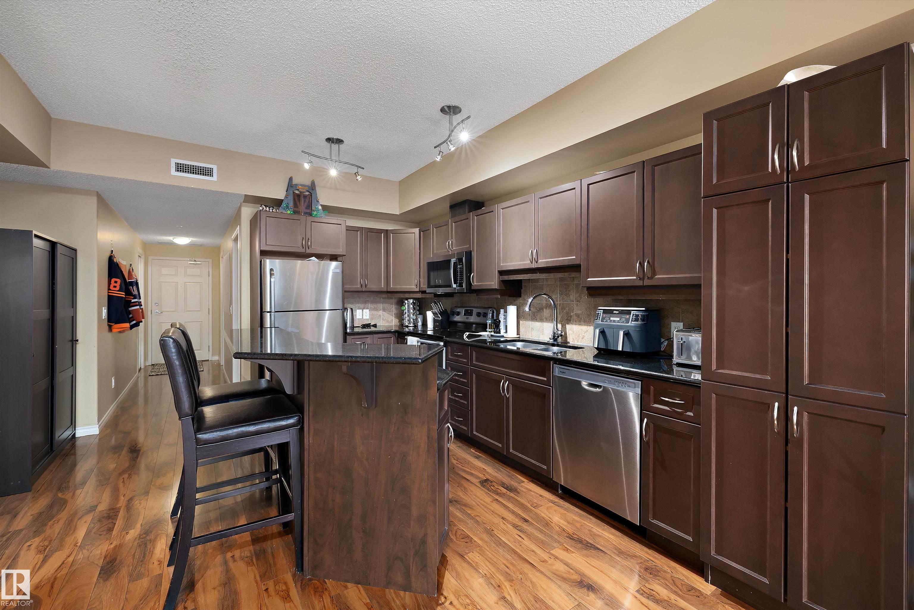 https://zimg.paragon.ice.com/ParagonImages/Property/PM/RAE/225390477/6/0/0/9f2bfb1373cadf323cf13369b892eb14/1/f8d37b1c1f2a2f8842d75d6eff30e89c/225390477-8102cbdb-ec61-49e9-95a9-c2230db0c3f5.JPG
