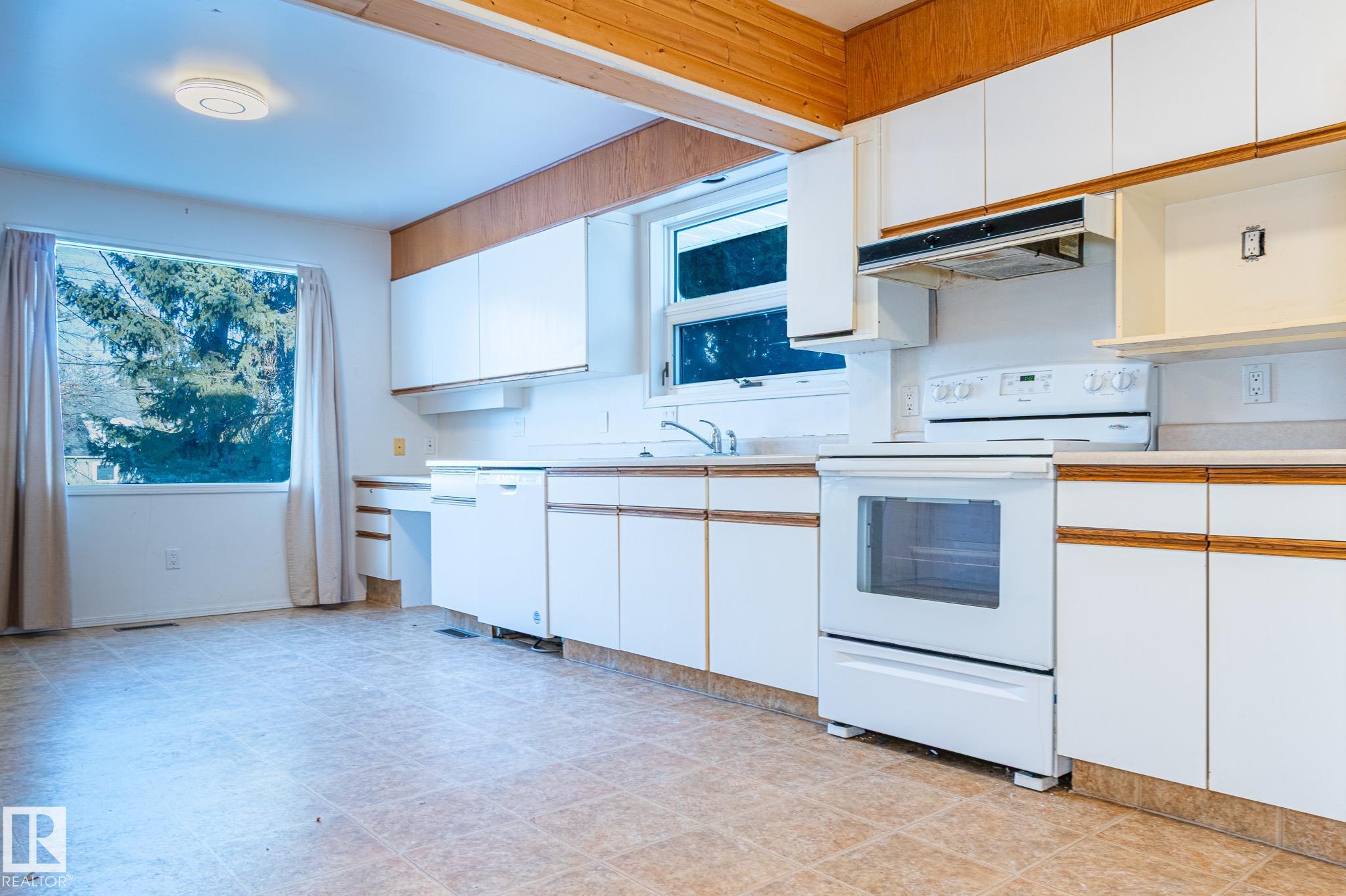 Photo 11 at 11234 71 Avenue NW, Parkallen, Edmonton