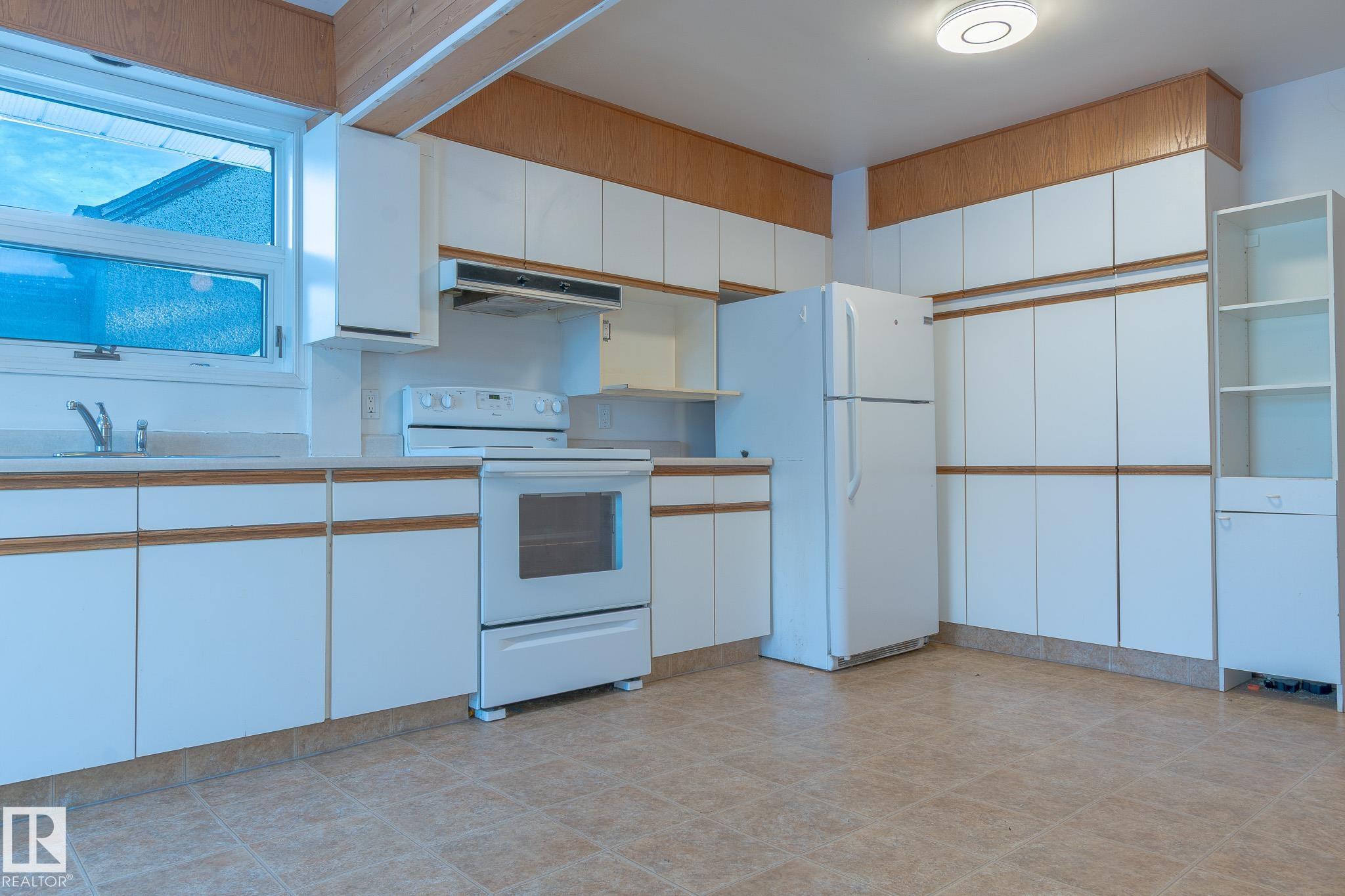 Photo 10 at 11234 71 Avenue NW, Parkallen, Edmonton