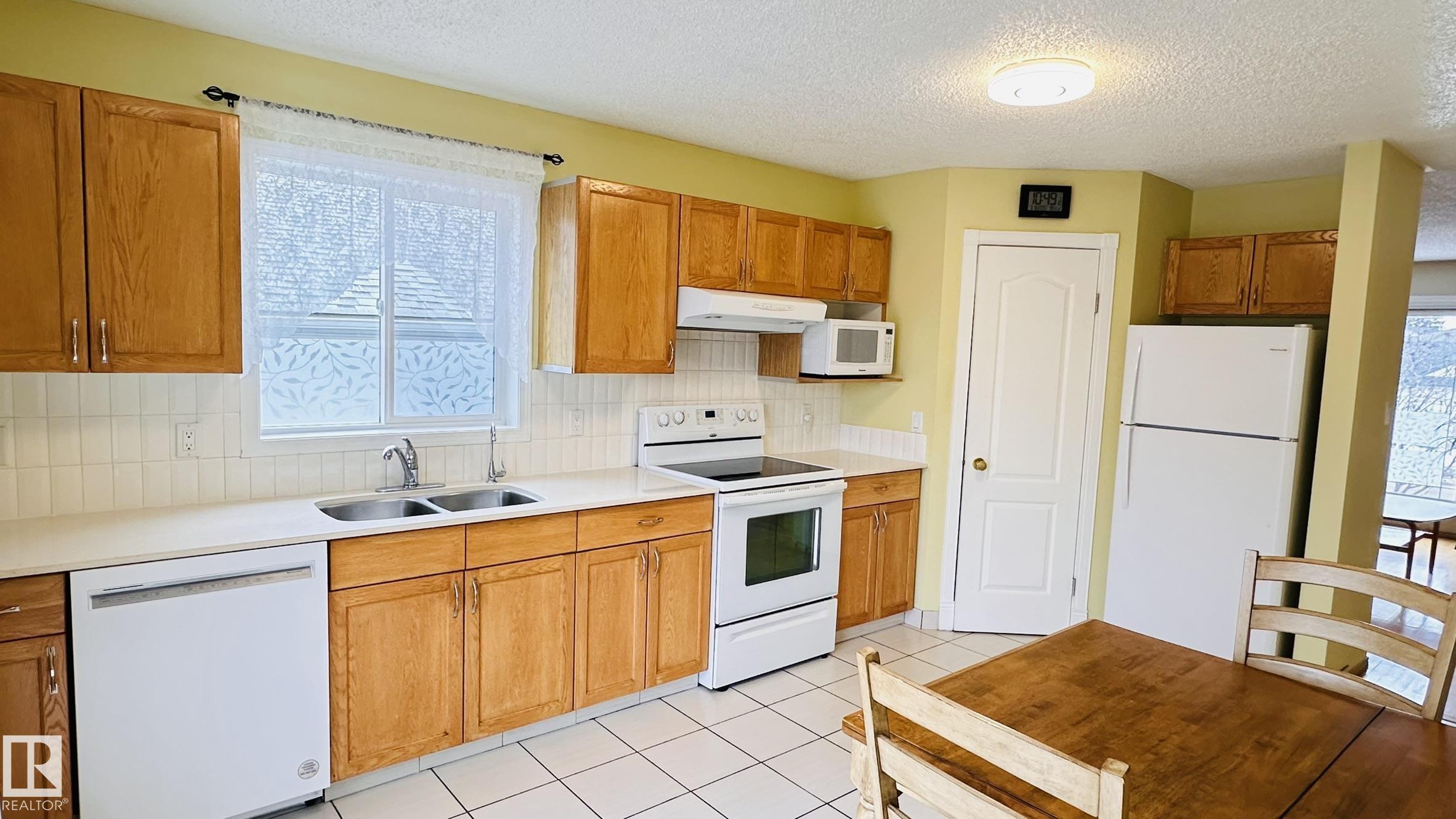 Photo 11 at 3912 30 Street NW, Larkspur, Edmonton