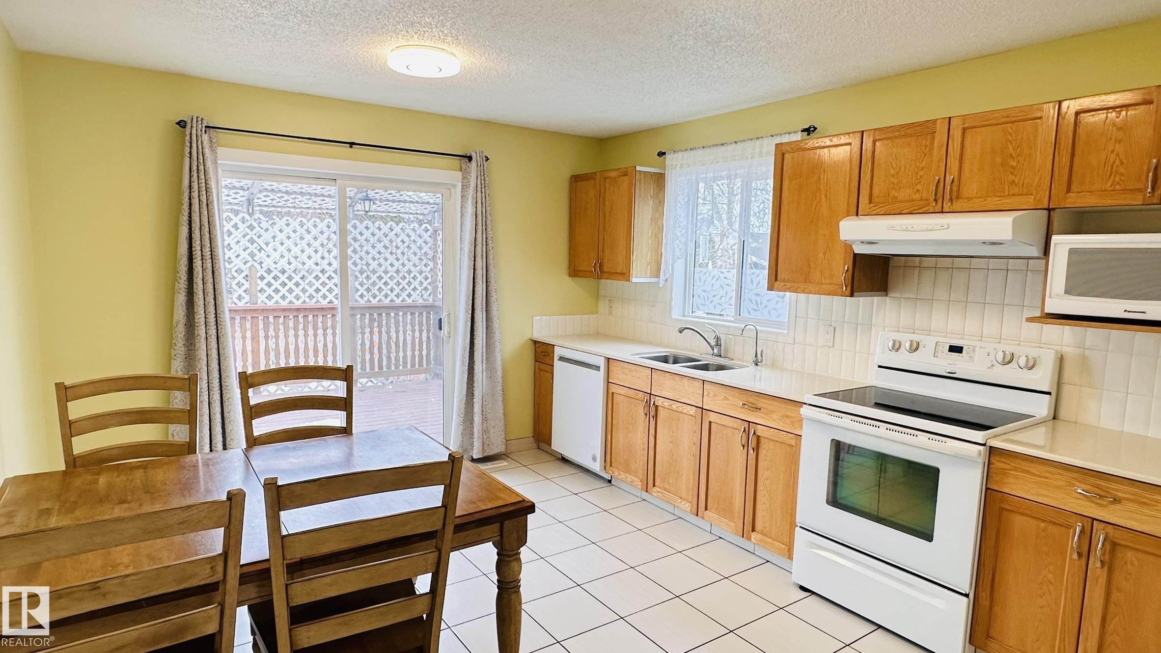 Photo 10 at 3912 30 Street NW, Larkspur, Edmonton