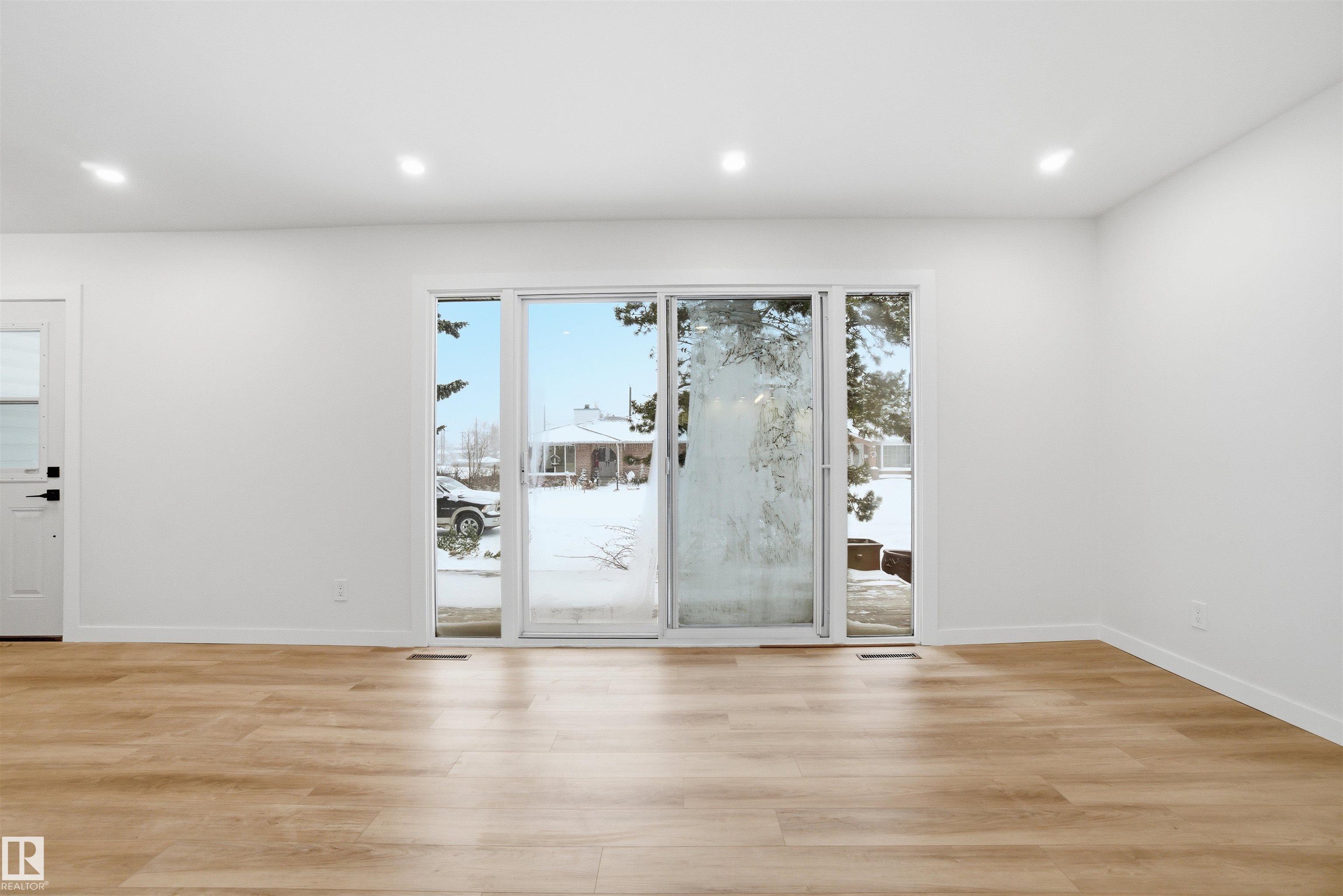 Photo 11 at 5711 95 Avenue NW, Ottewell, Edmonton