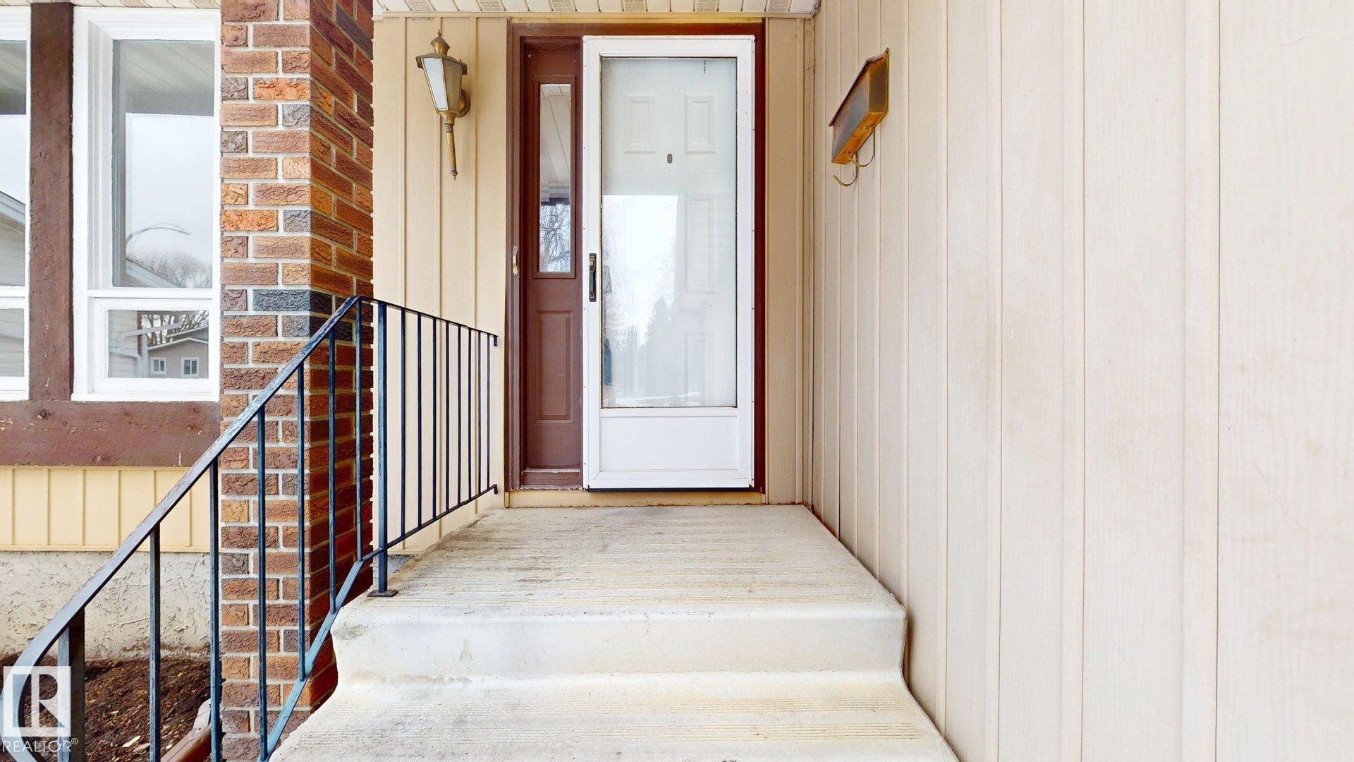 BEAUTIFUL 4 BR 1 1/2 STOREY FEATURES SPACIOUS ROOMS W/NEUTRAL DECOR, U-SHAPED KITCHEN W/LARGE DINETTE, SPACIOUS FR W/BRICK NAPOLEON GAS FP, MAIN FLOOR LAUNDRY, 4TH BR & 2PC BATH.HARDWOOD, TILE AND CARPETED FLOORING, FENCED, SOUTH-FACING BACKYARD W/DECK, DOUBLE ATTACHED GARAGE.