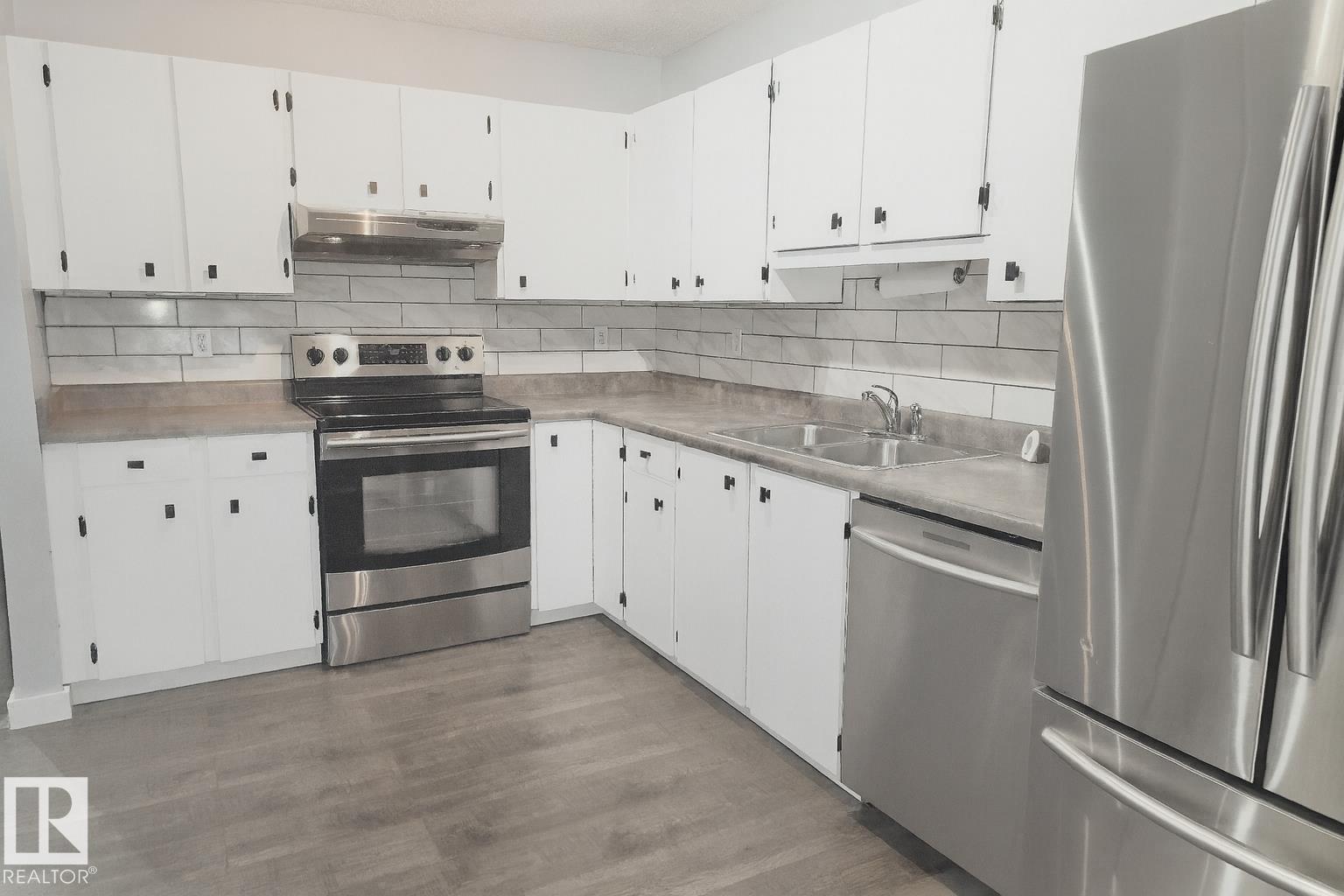 Photo 8 at 2 - 10205 158 Avenue NW, Beaumaris, Edmonton