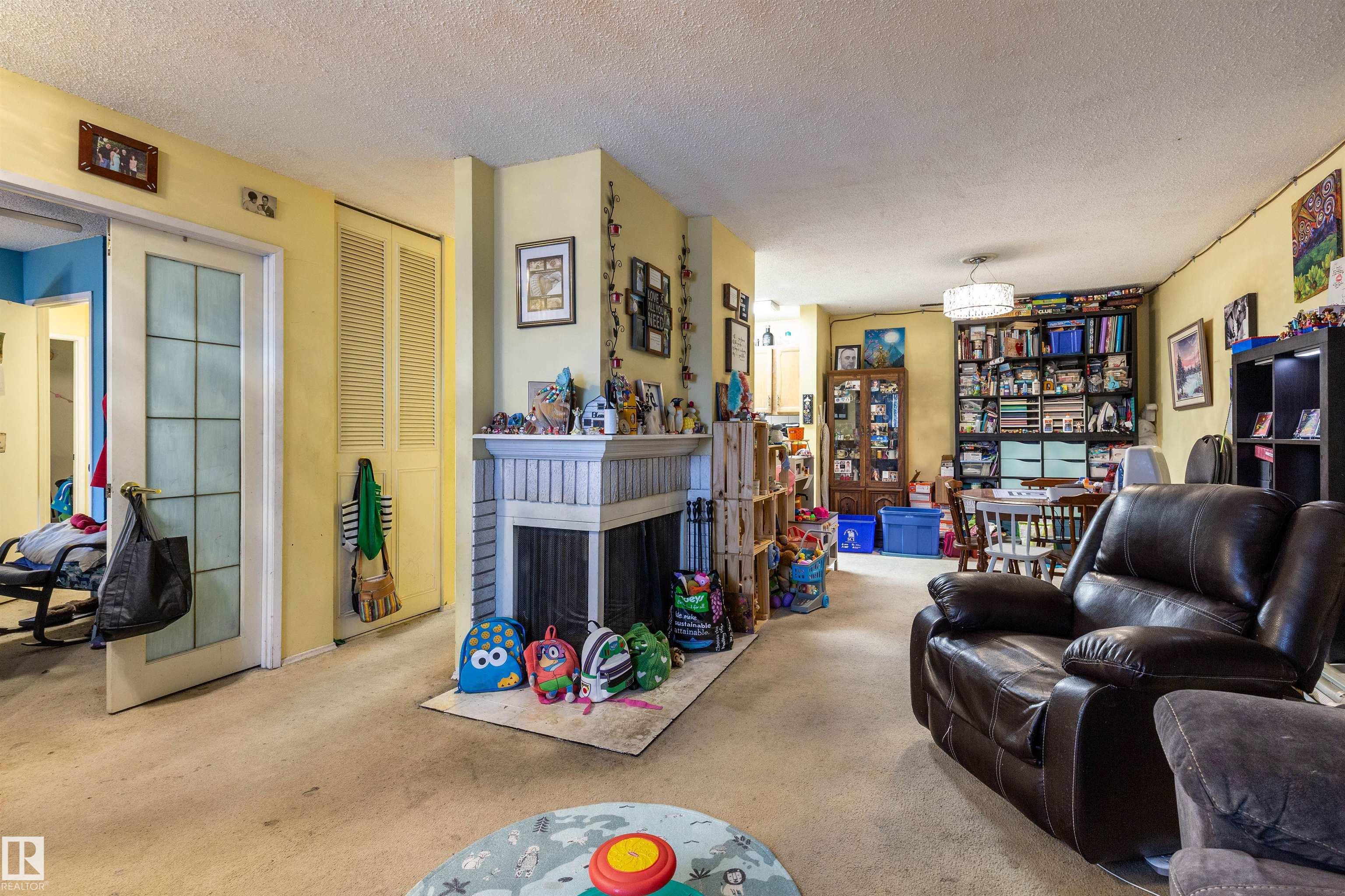 Photo 5 at 279 Surrey gardens NW, Lymburn, Edmonton