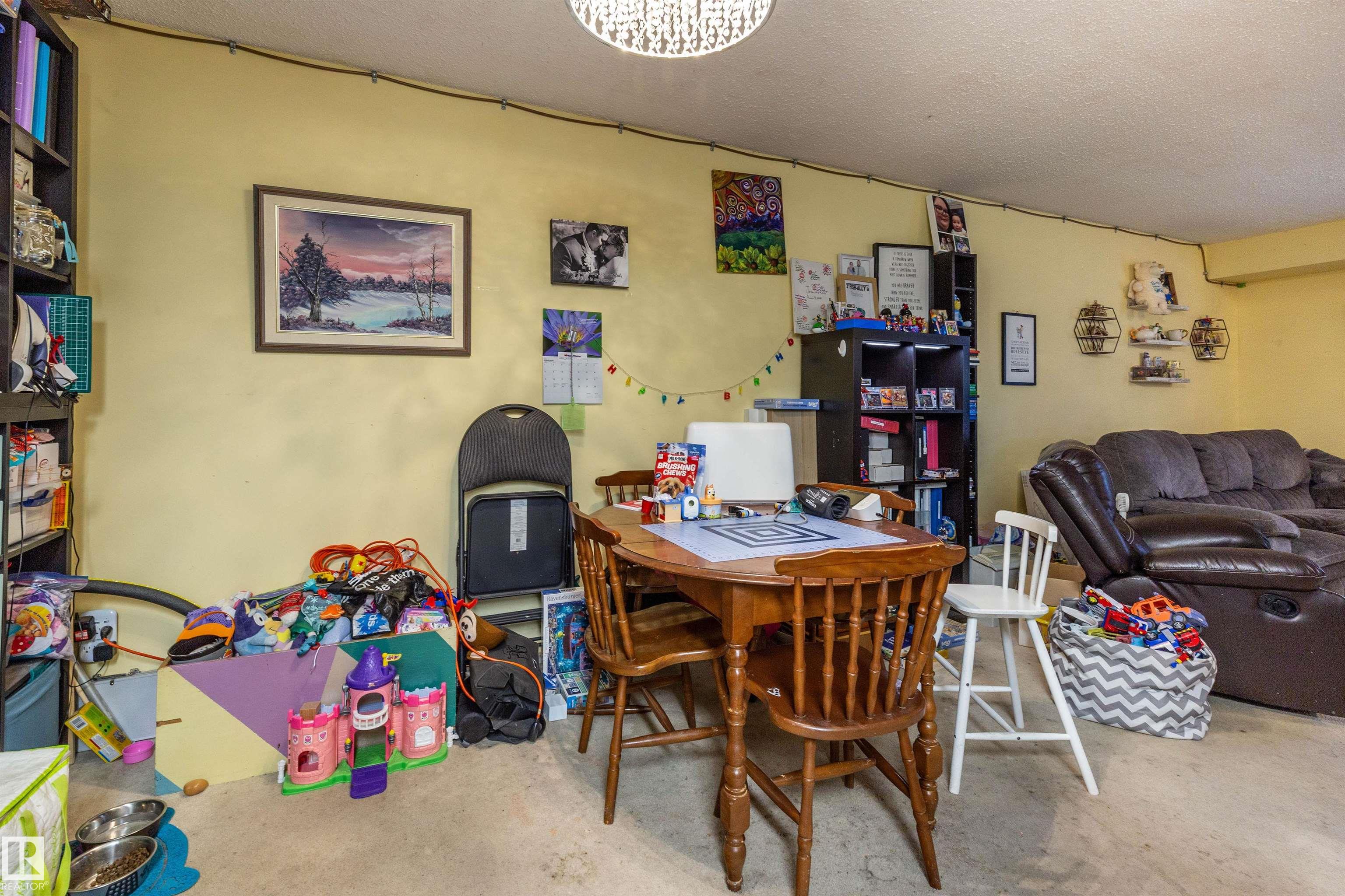 Photo 9 at 279 Surrey gardens NW, Lymburn, Edmonton