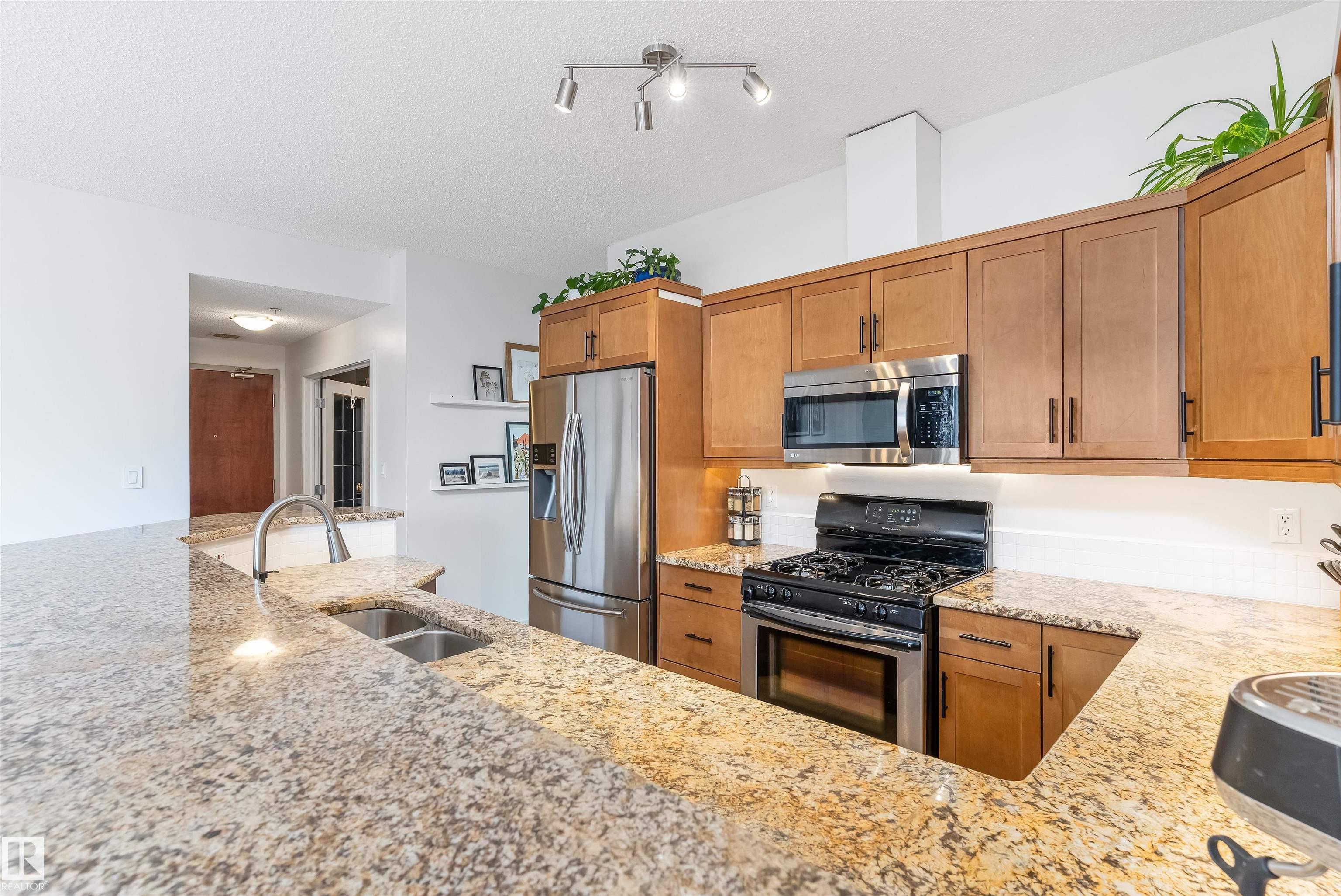 Photo 11 at 404 - 9910 111 Street NW, Wîhkwêntôwin, Edmonton