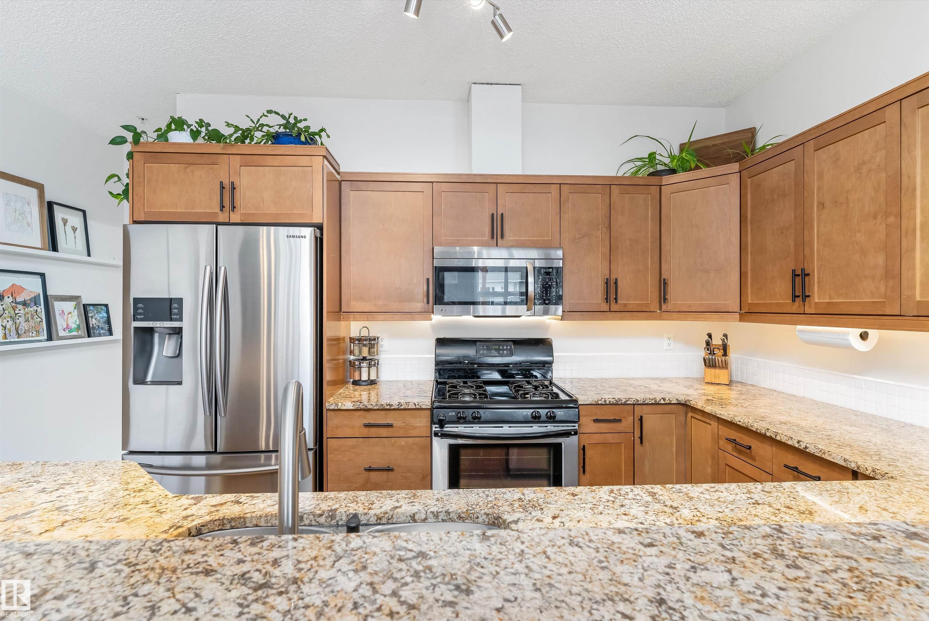 Photo 10 at 404 - 9910 111 Street NW, Wîhkwêntôwin, Edmonton