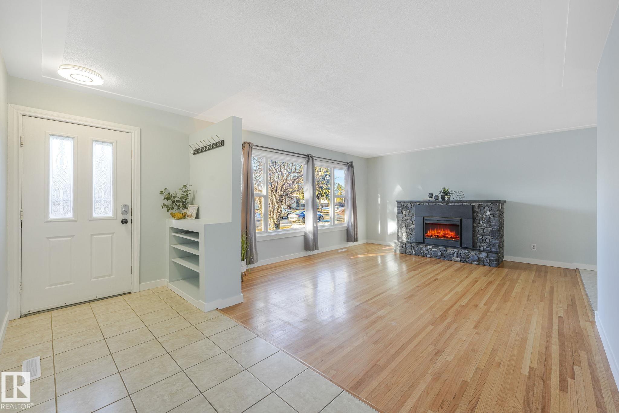 Photo 2 at 15704 91 Avenue NW, Meadowlark Park, Edmonton