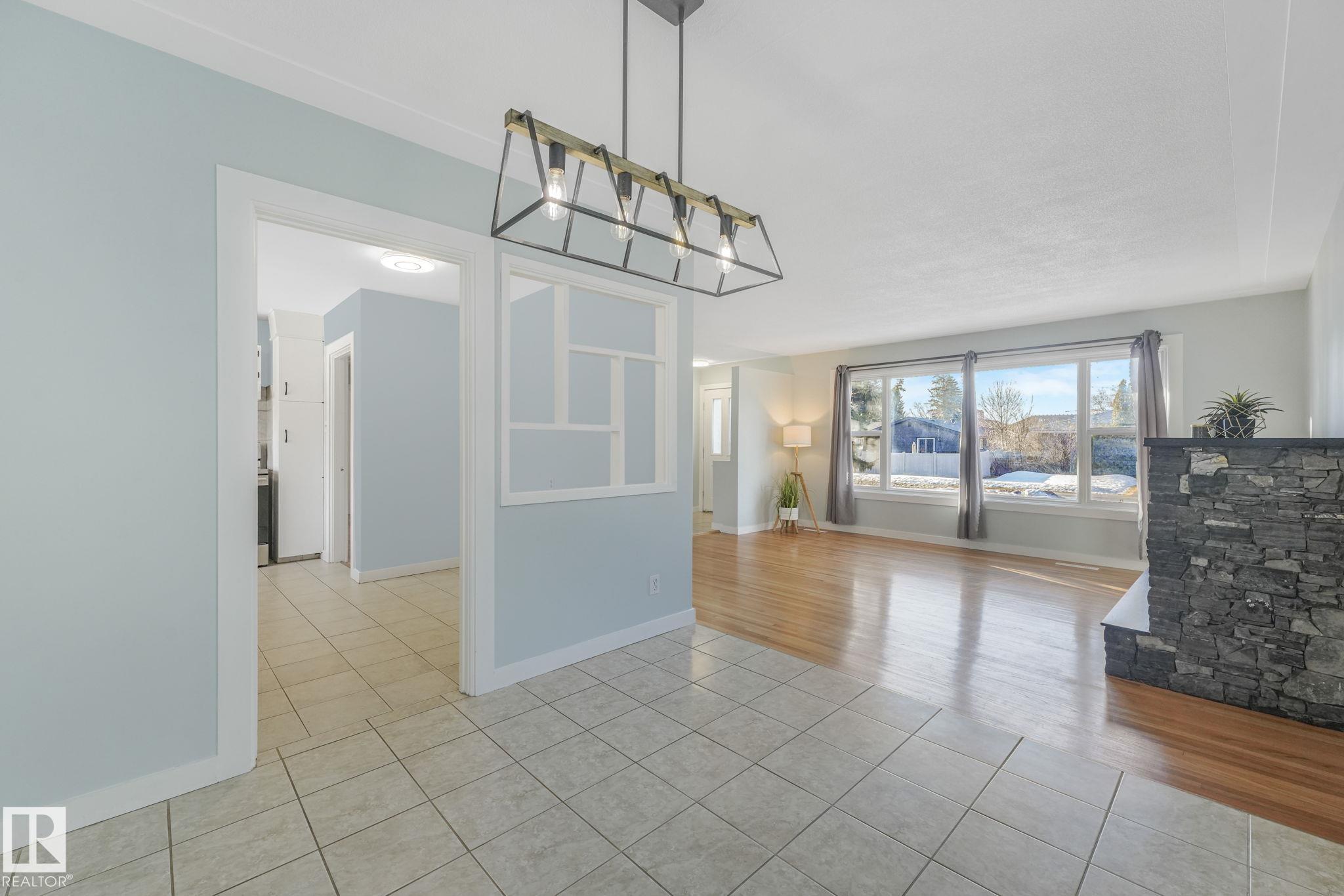 Photo 11 at 15704 91 Avenue NW, Meadowlark Park, Edmonton