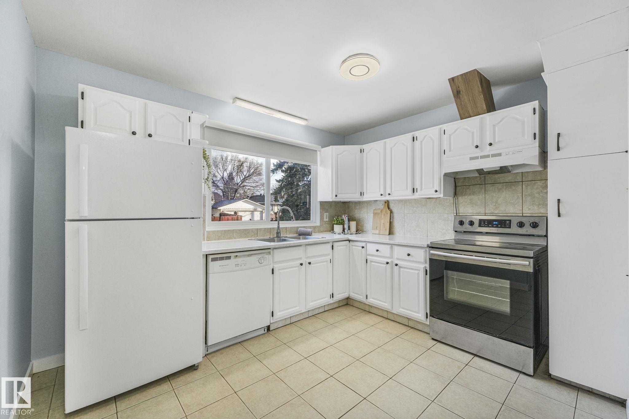 Photo 13 at 15704 91 Avenue NW, Meadowlark Park, Edmonton