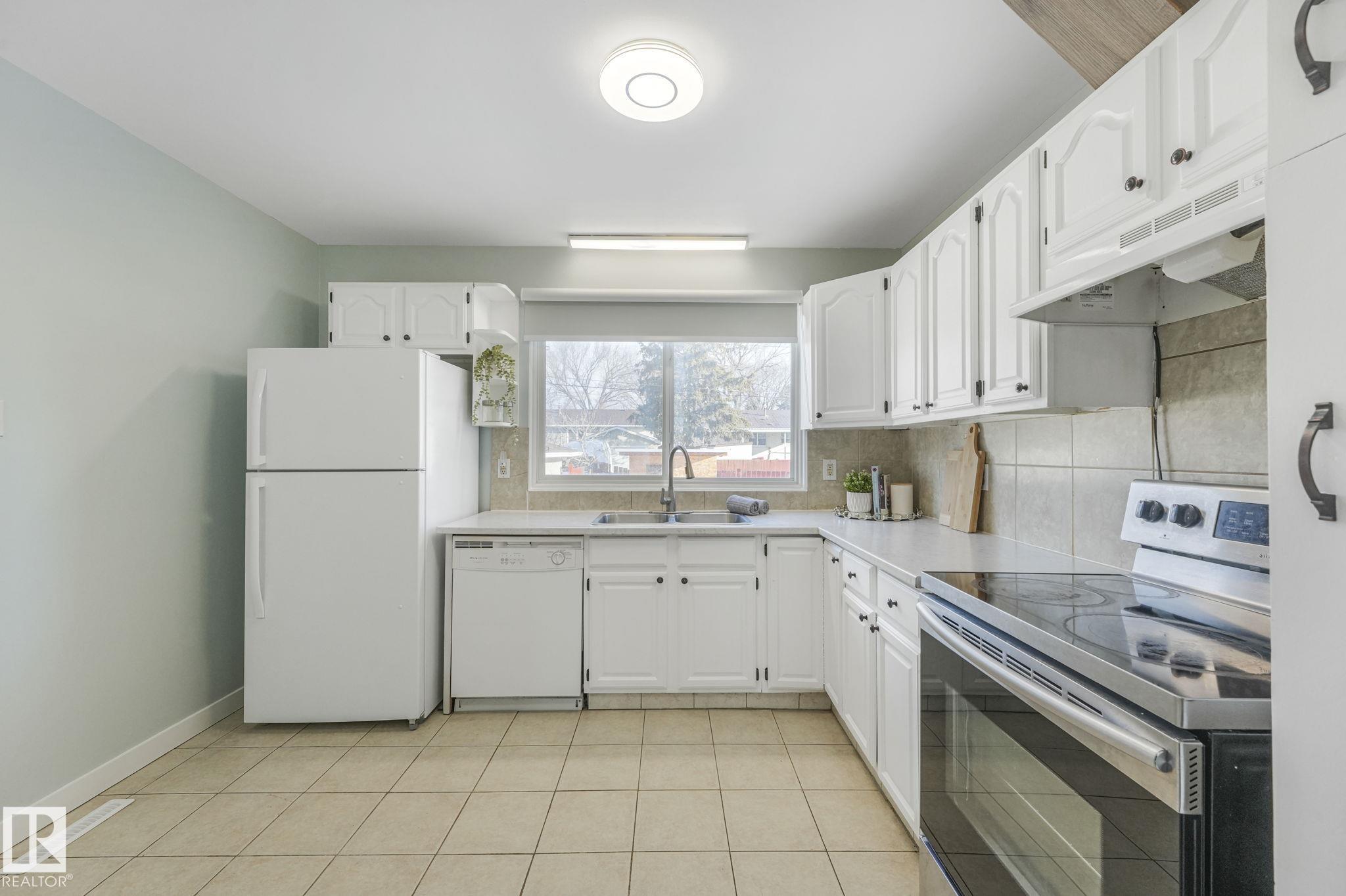 Photo 14 at 15704 91 Avenue NW, Meadowlark Park, Edmonton
