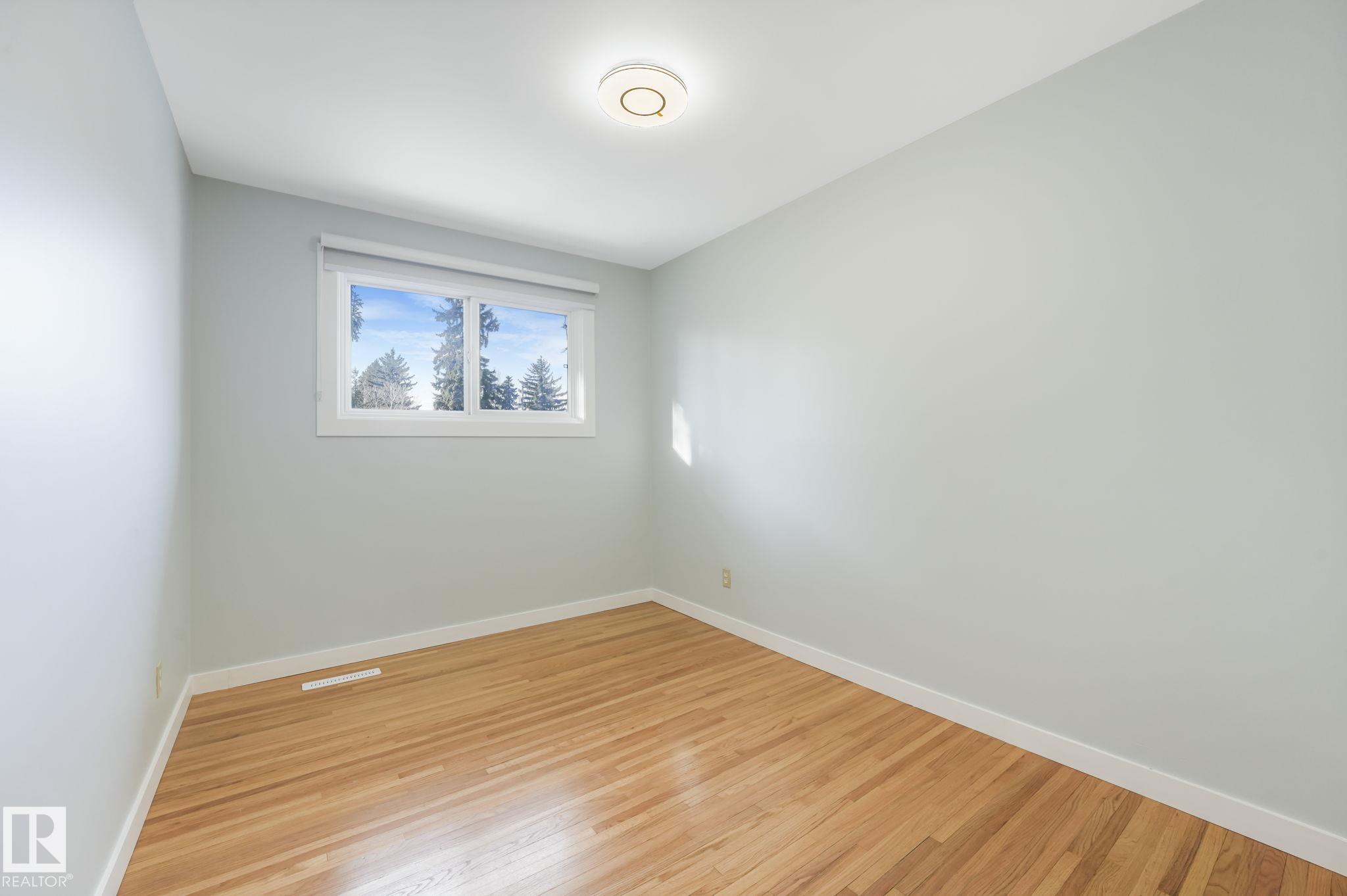 Photo 23 at 15704 91 Avenue NW, Meadowlark Park, Edmonton