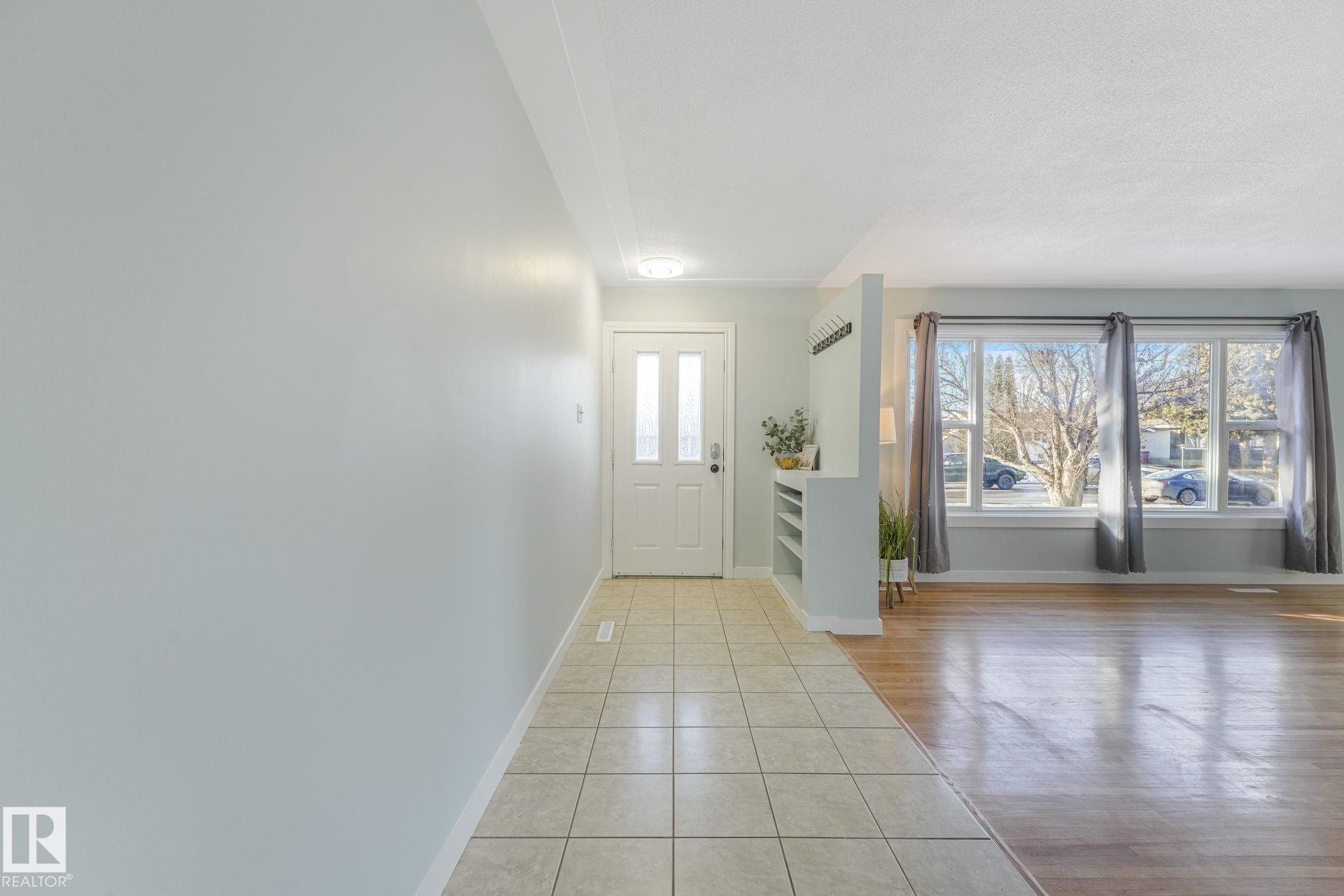 Photo 4 at 15704 91 Avenue NW, Meadowlark Park, Edmonton