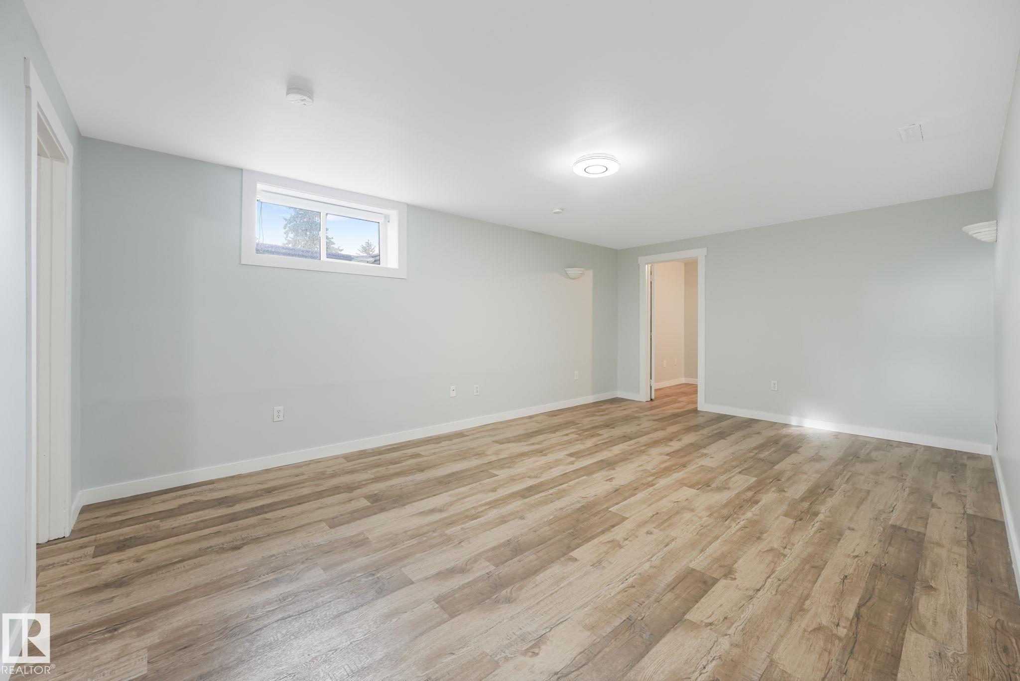 Photo 37 at 15704 91 Avenue NW, Meadowlark Park, Edmonton