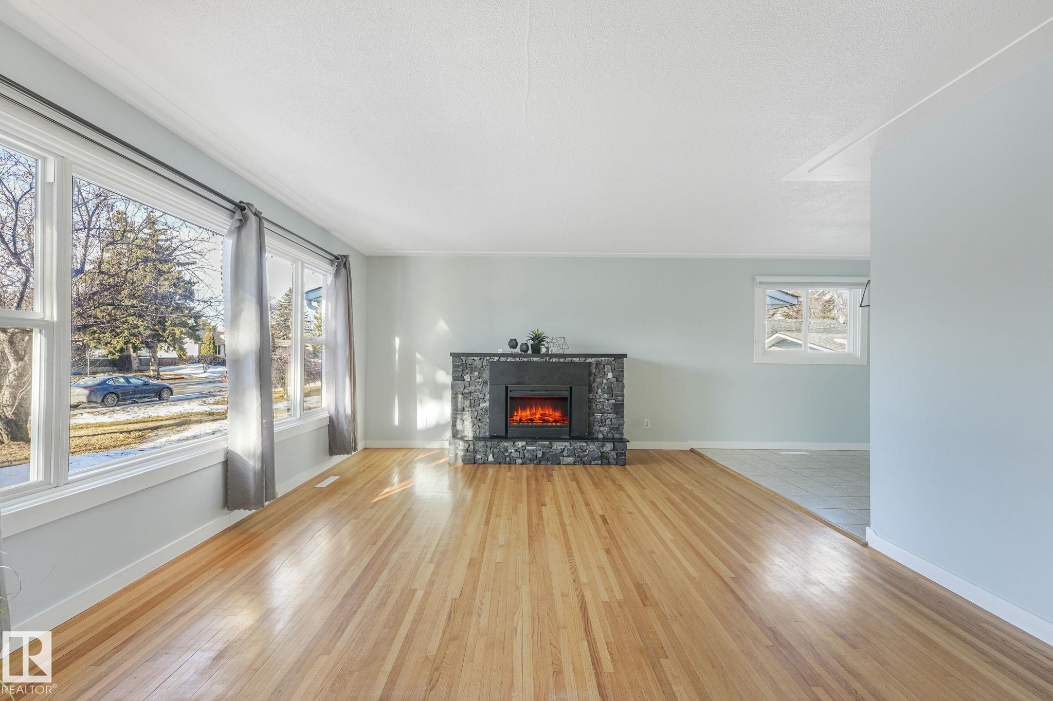 Photo 5 at 15704 91 Avenue NW, Meadowlark Park, Edmonton