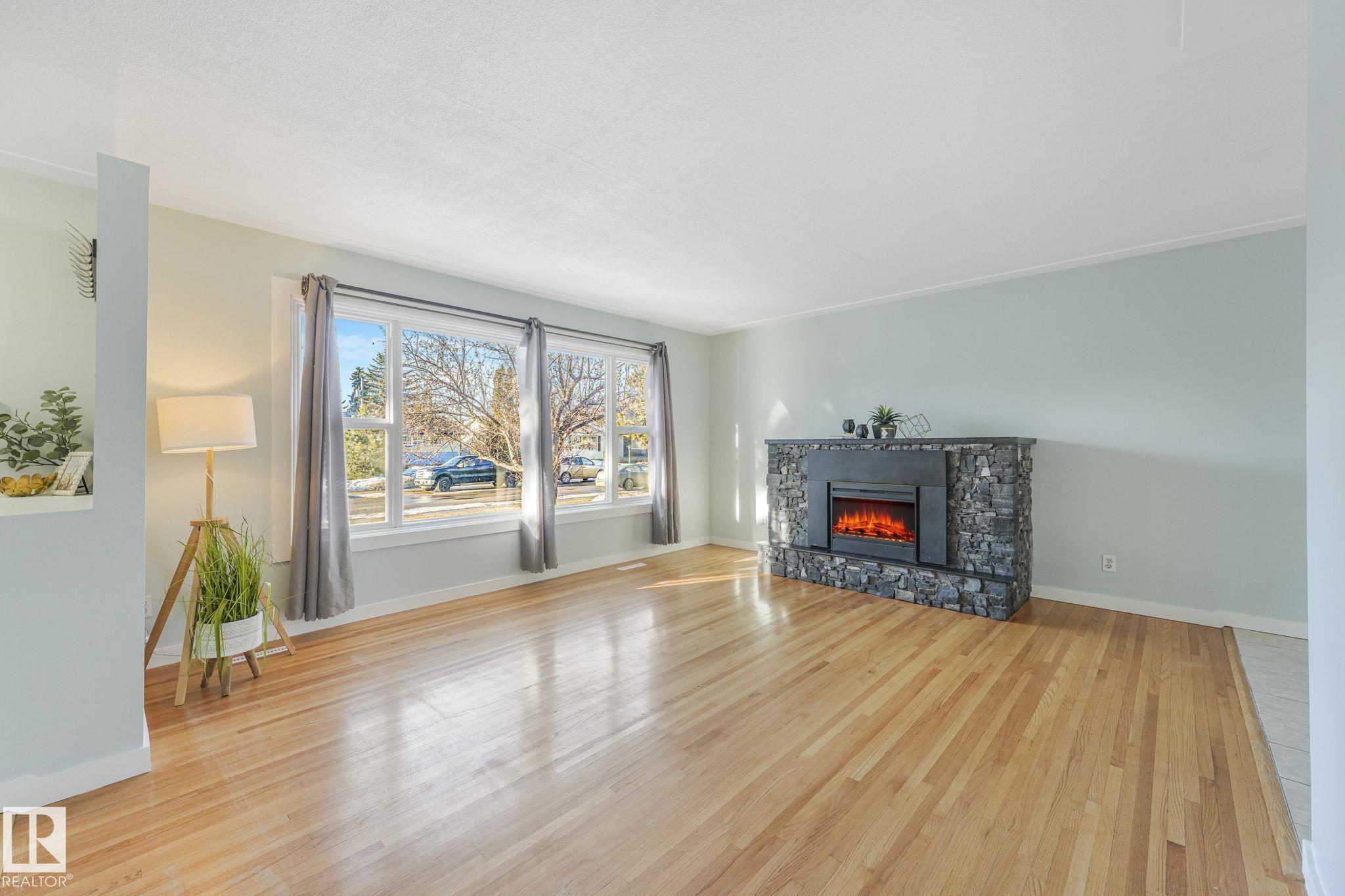 Photo 7 at 15704 91 Avenue NW, Meadowlark Park, Edmonton