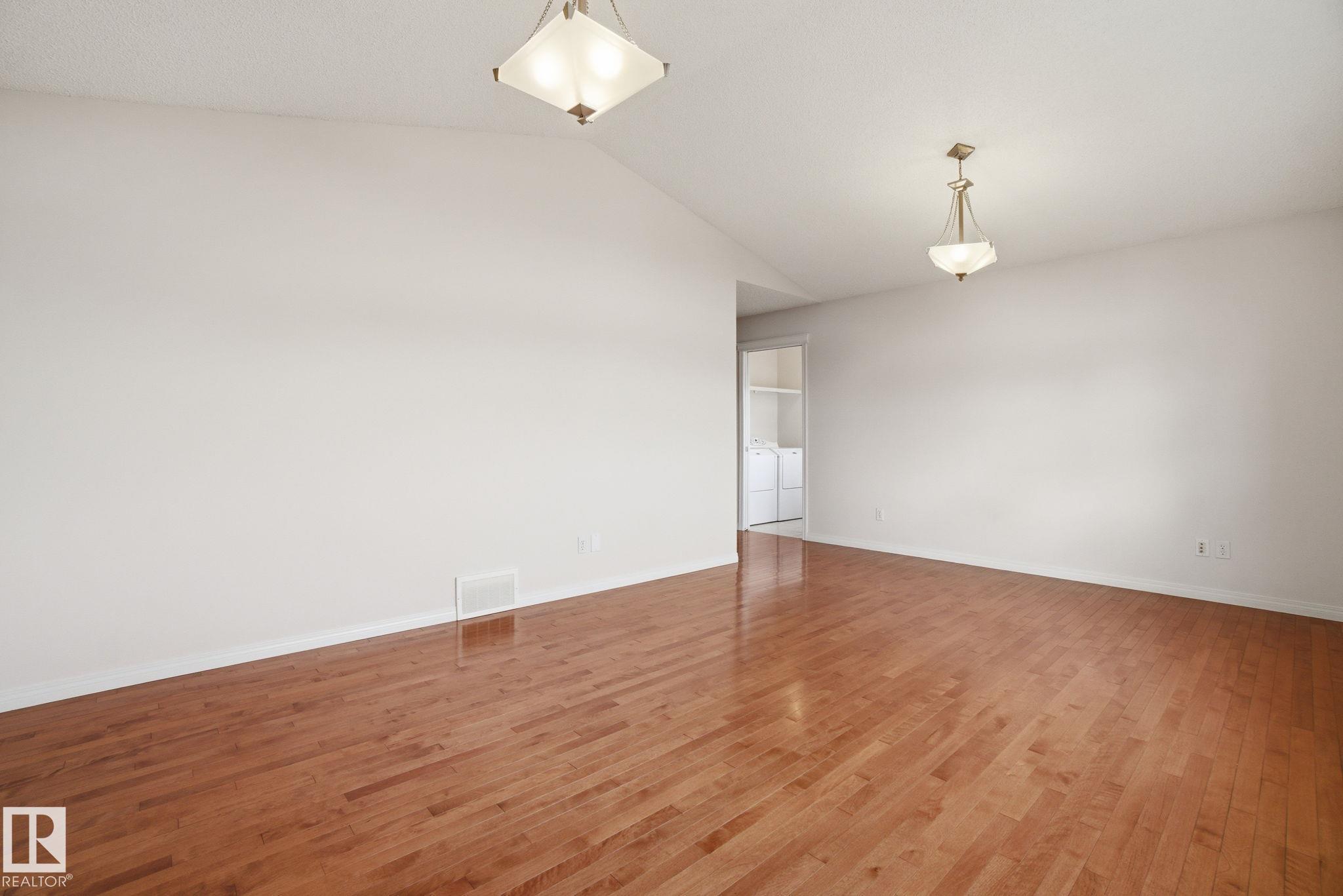 Photo 23 at 21039 92 Avenue NW, Suder Greens, Edmonton