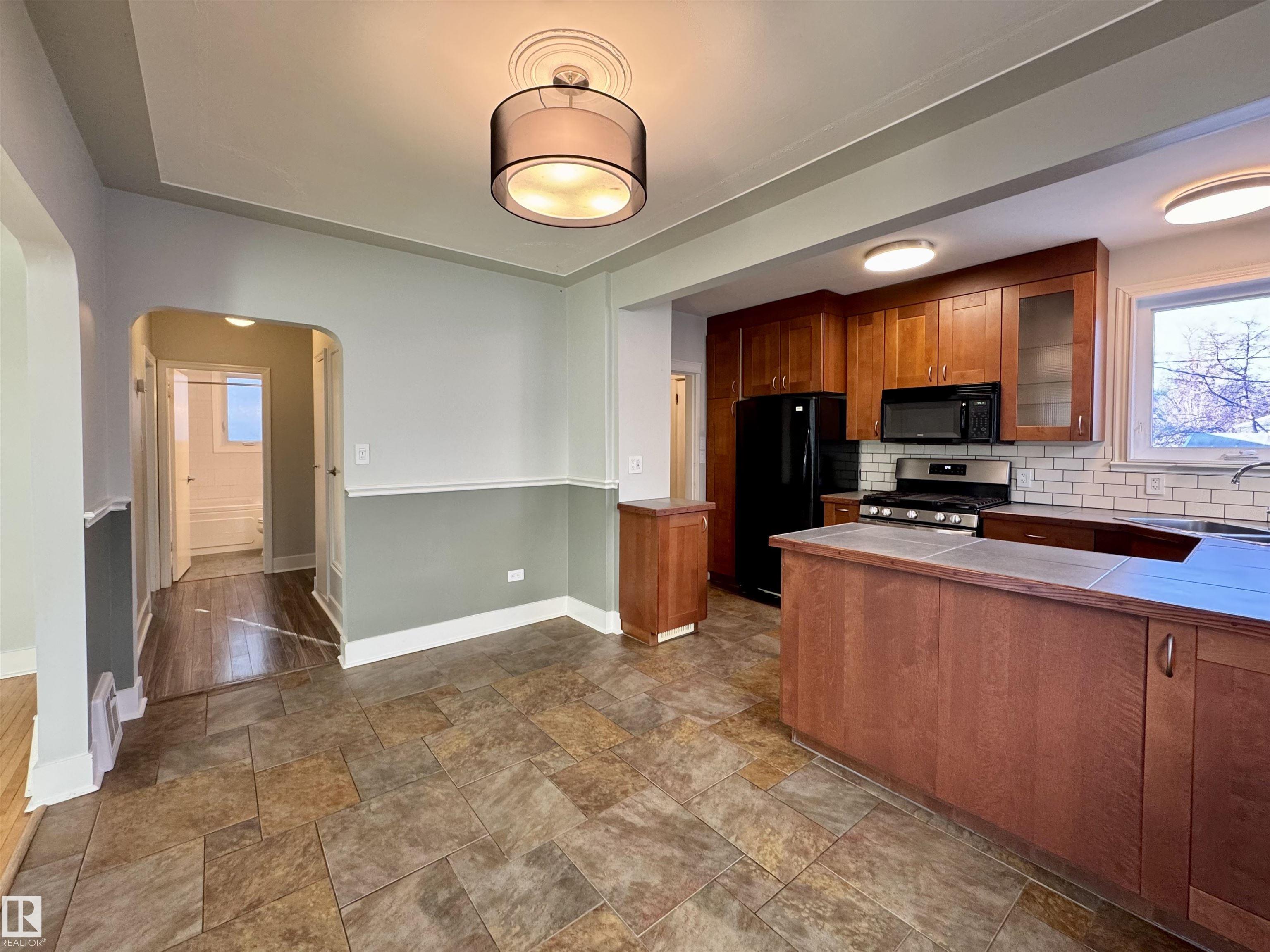 Photo 11 at 10944 71 Avenue NW, Parkallen, Edmonton