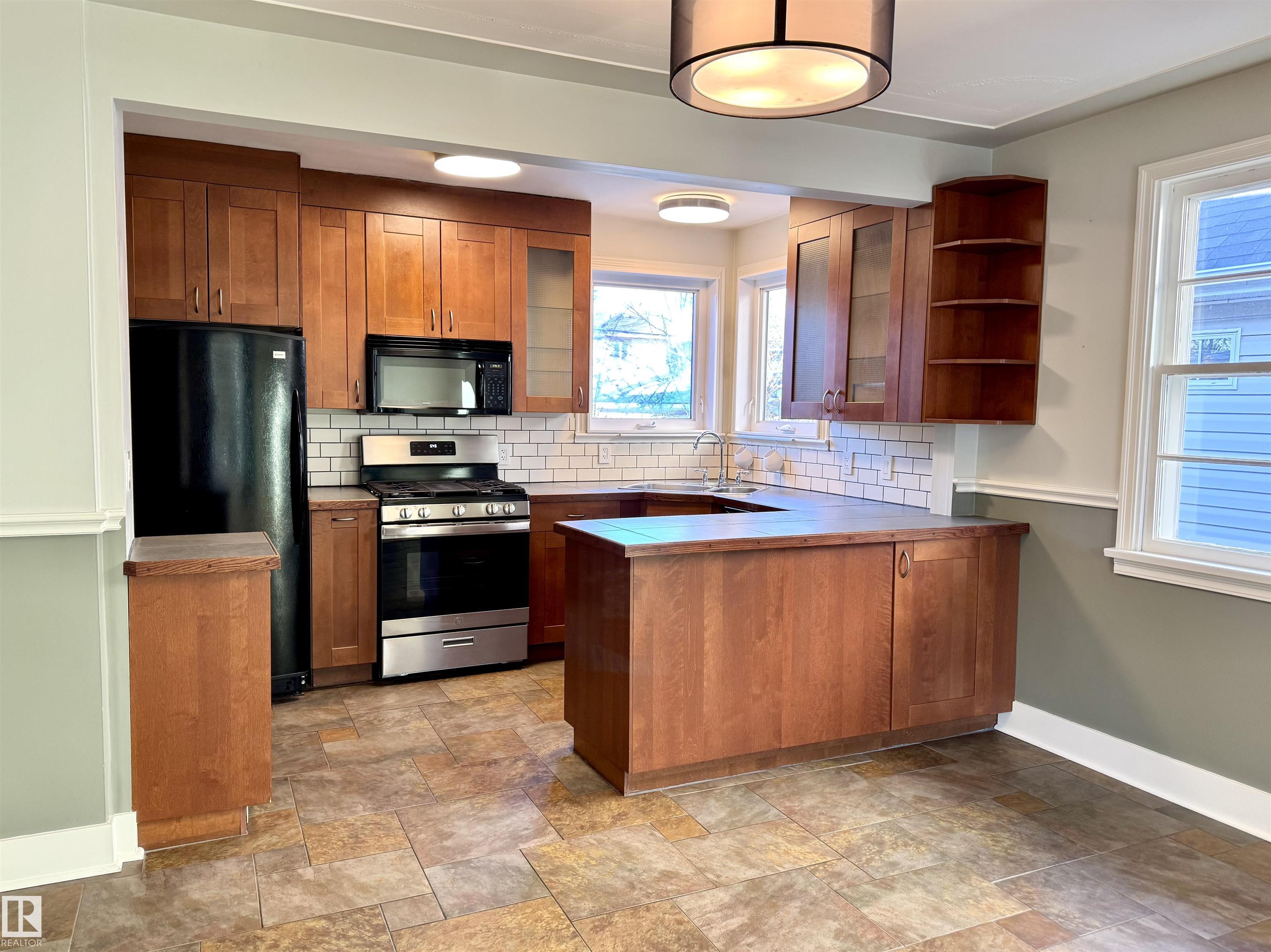 Photo 10 at 10944 71 Avenue NW, Parkallen, Edmonton