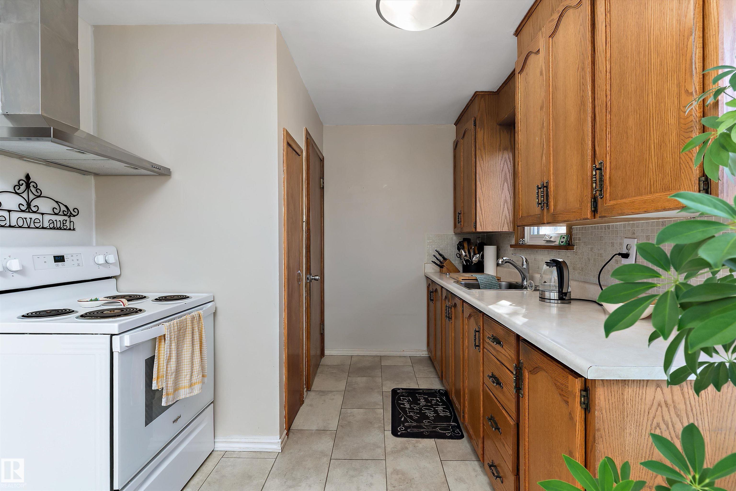 Photo 11 at 9431 65 Avenue NW, Hazeldean, Edmonton