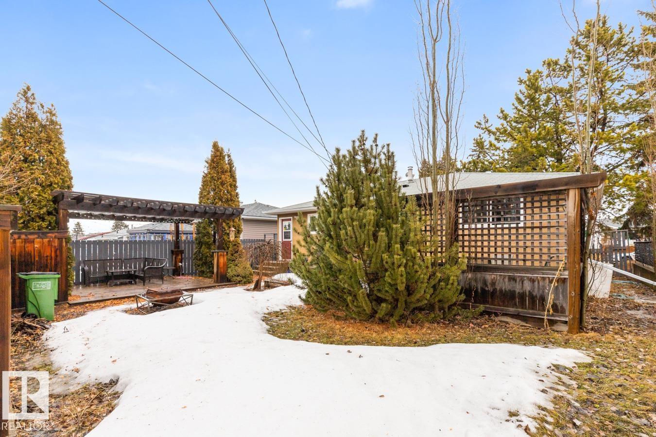 Photo 4 at 10512 44 Street NW, Gold Bar, Edmonton