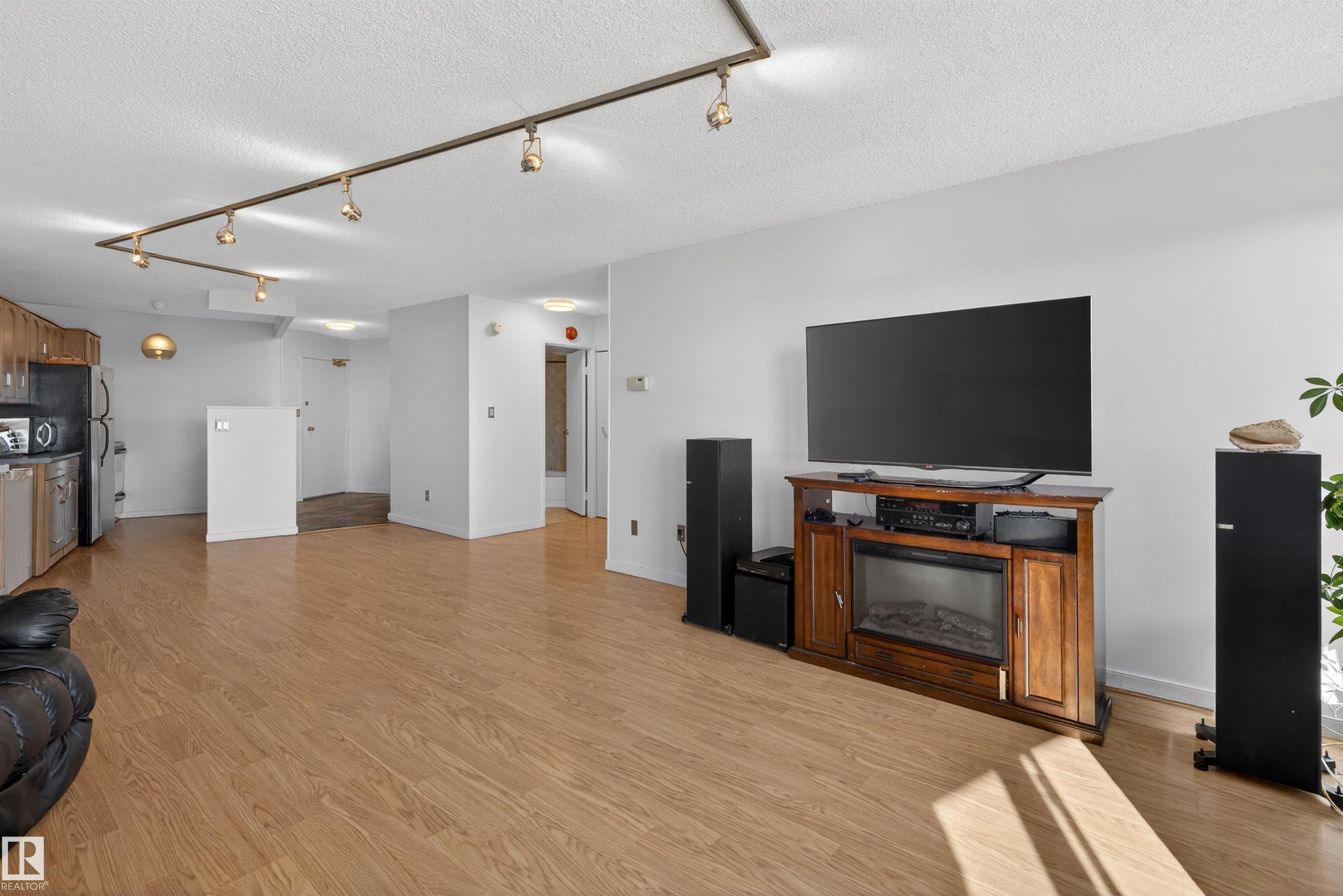 Photo 10 at 1608 - 10045 117 Street NW, Wîhkwêntôwin, Edmonton