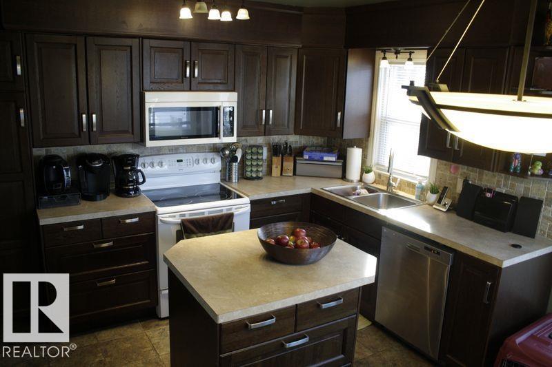 7921 97 Avenue NW, Holyrood, Edmonton 2